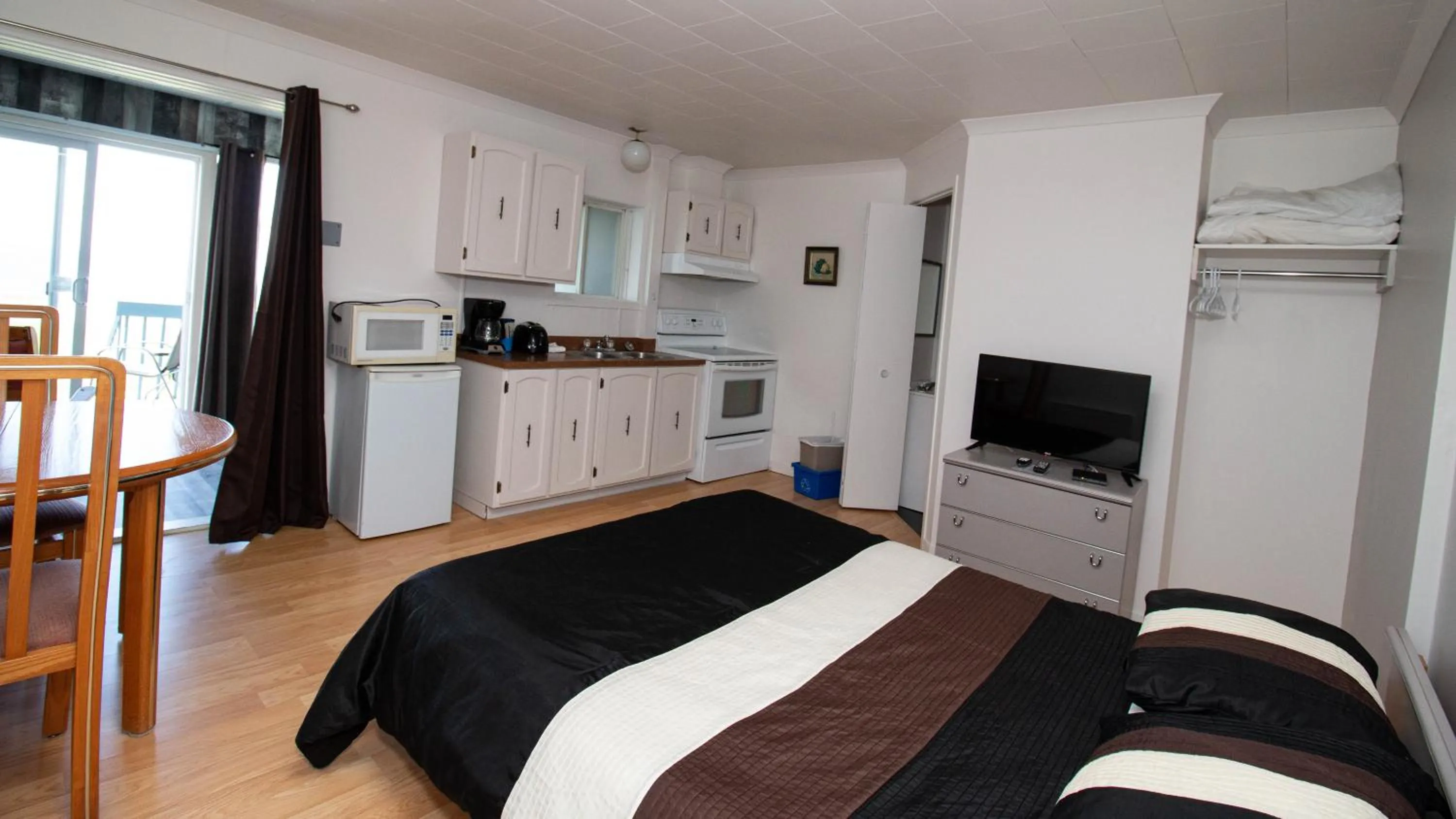 Kitchen or kitchenette, Bed in Motel de la mer