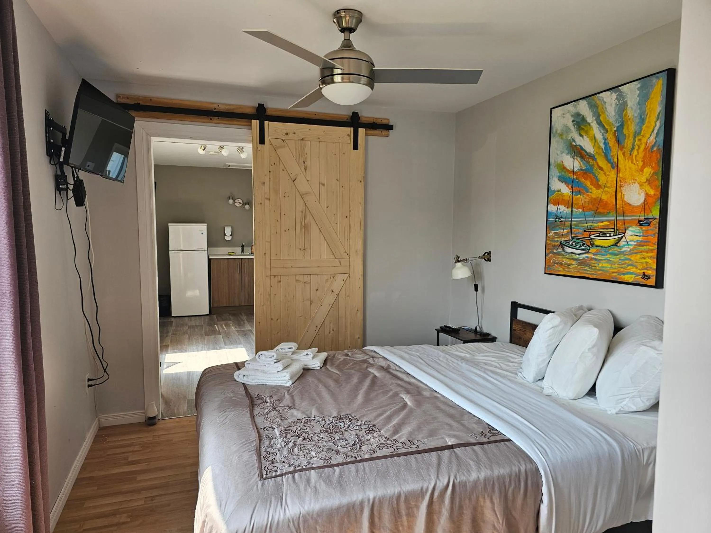 Photo of the whole room, Bed in Motel de la mer