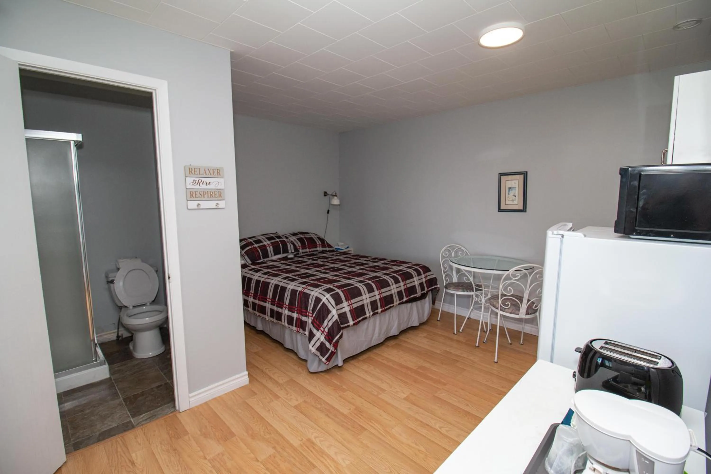 Photo of the whole room, Bed in Motel de la mer