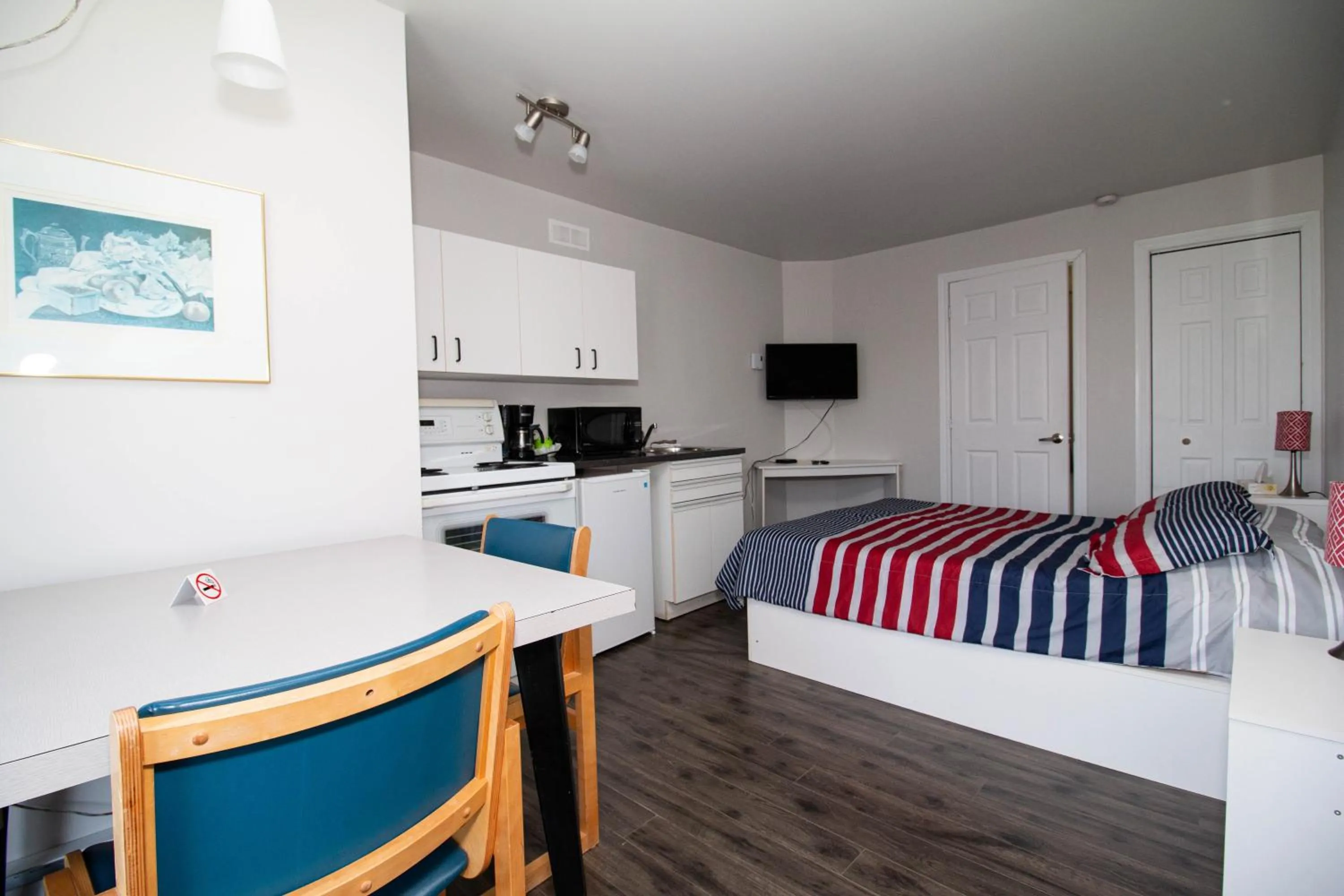 Photo of the whole room in Motel de la mer