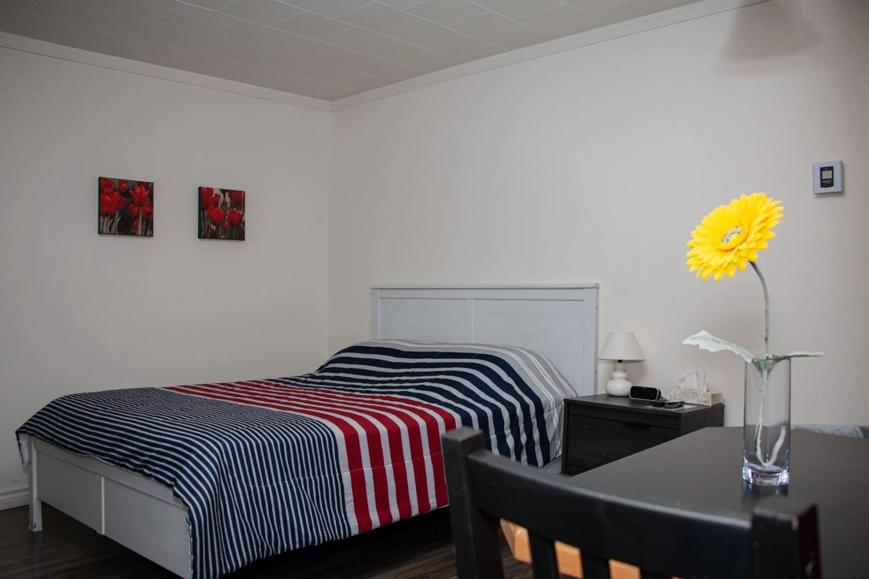 Photo of the whole room, Bed in Motel de la mer