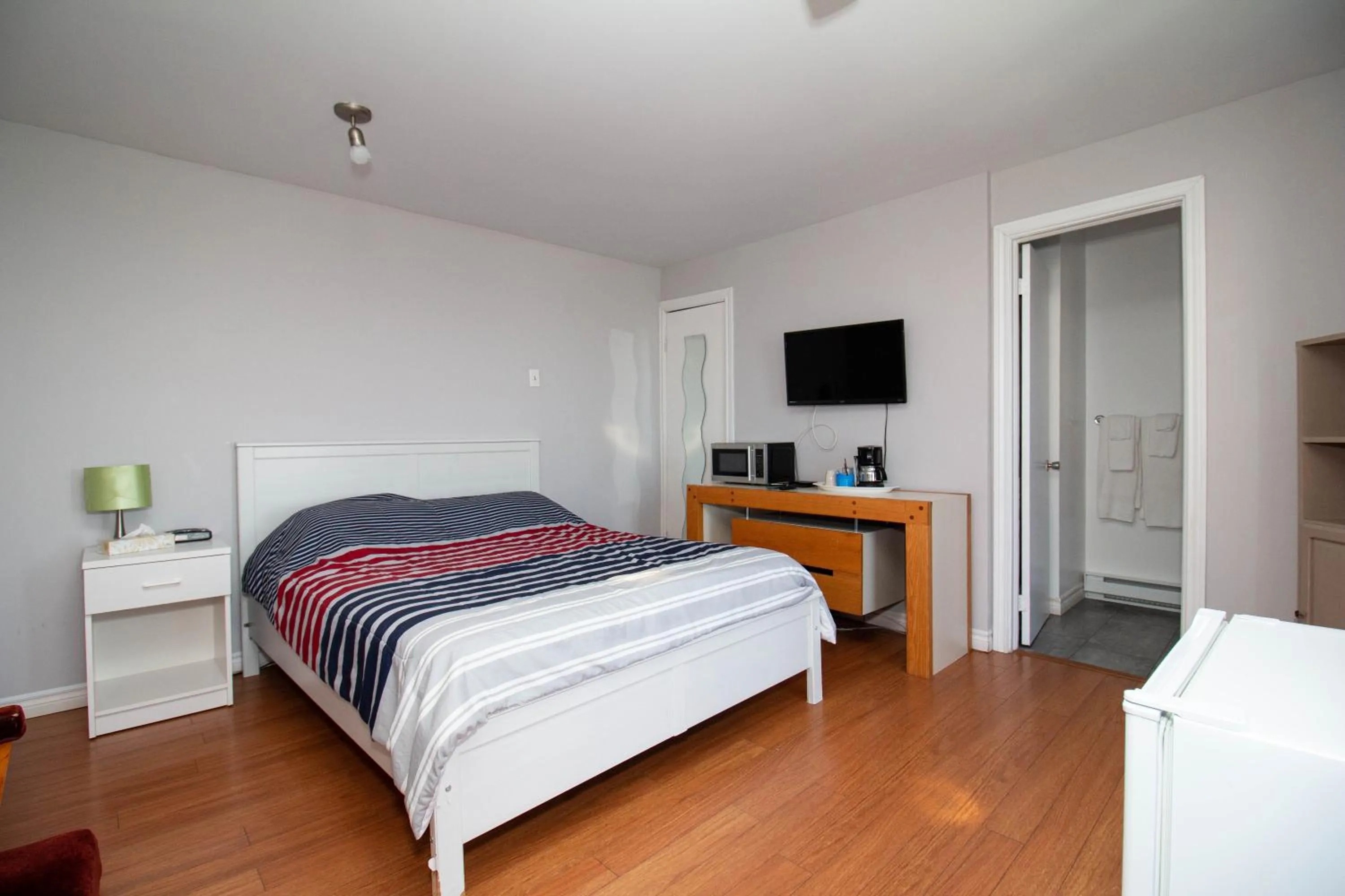 Photo of the whole room, Bed in Motel de la mer