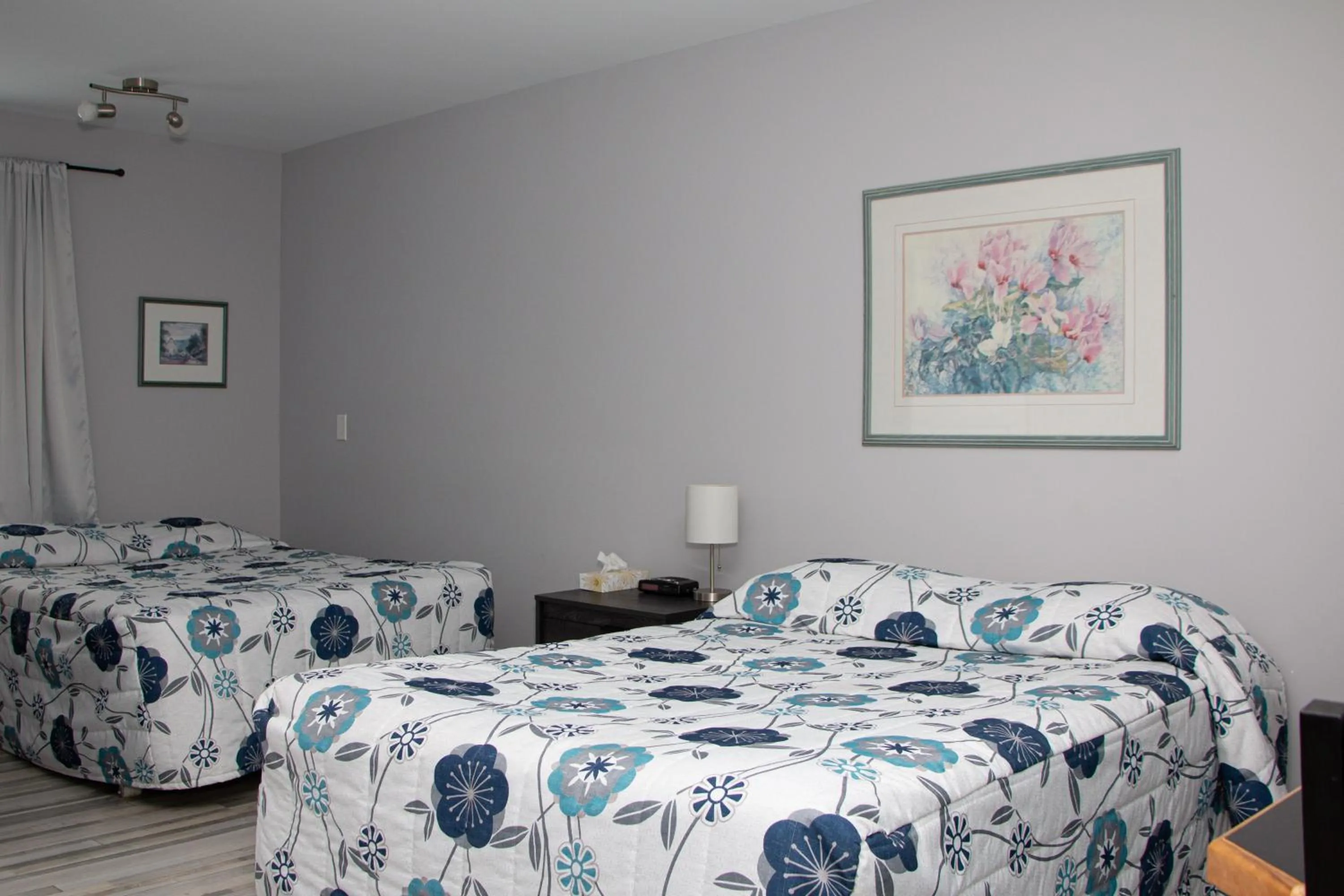 Photo of the whole room, Bed in Motel de la mer