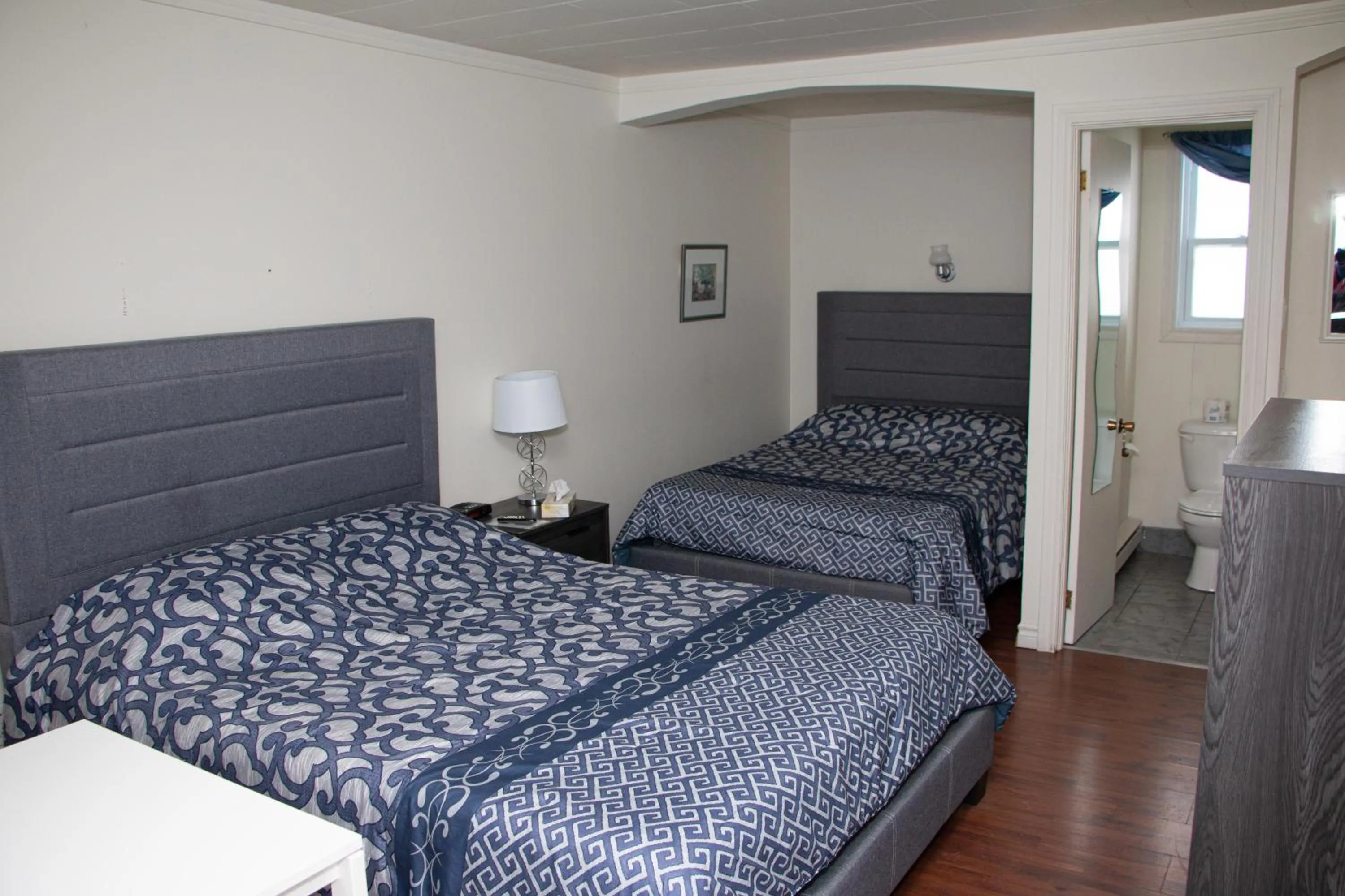 Photo of the whole room, Bed in Motel de la mer