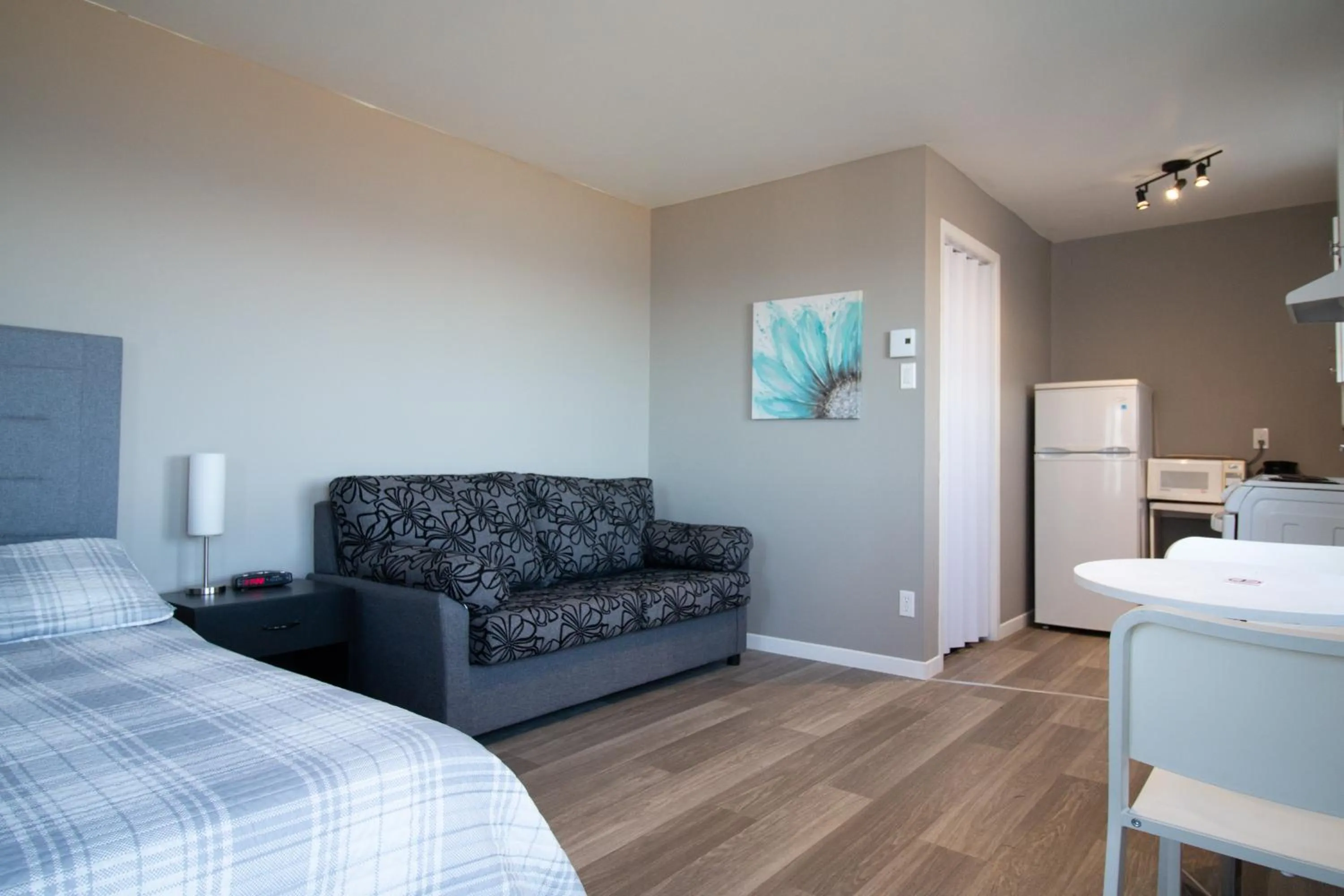 Photo of the whole room, Bed in Motel de la mer