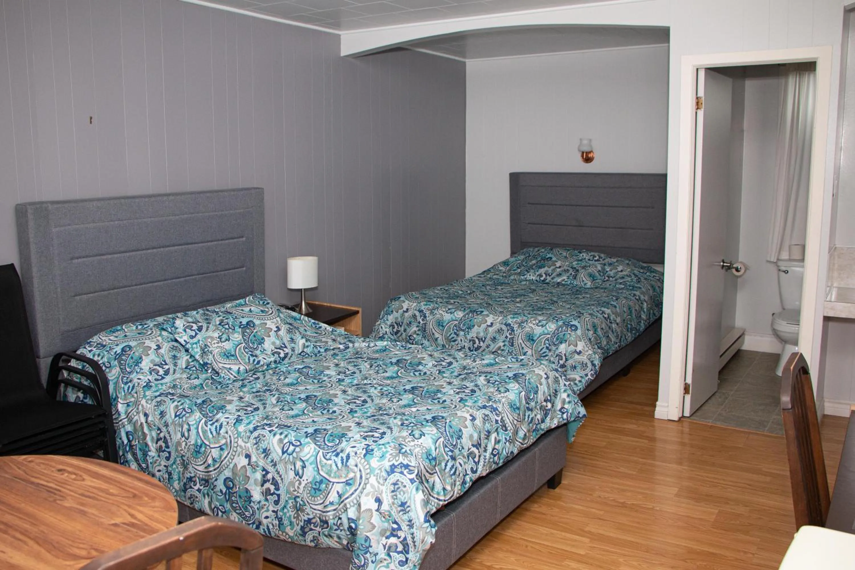 Photo of the whole room, Bed in Motel de la mer