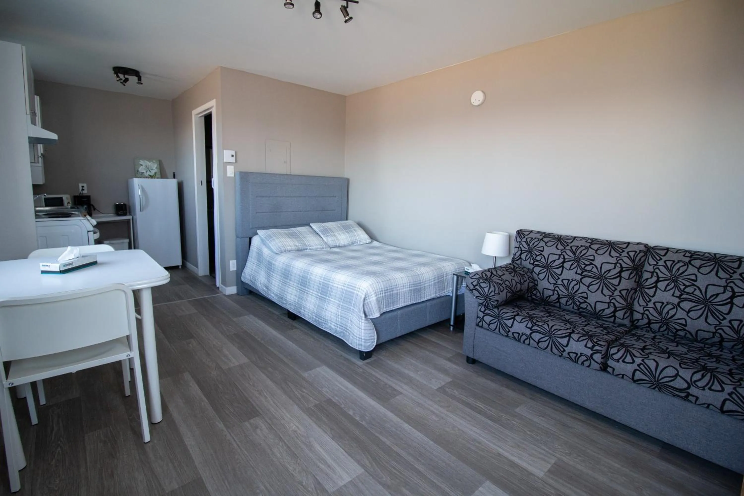 Photo of the whole room, Bed in Motel de la mer