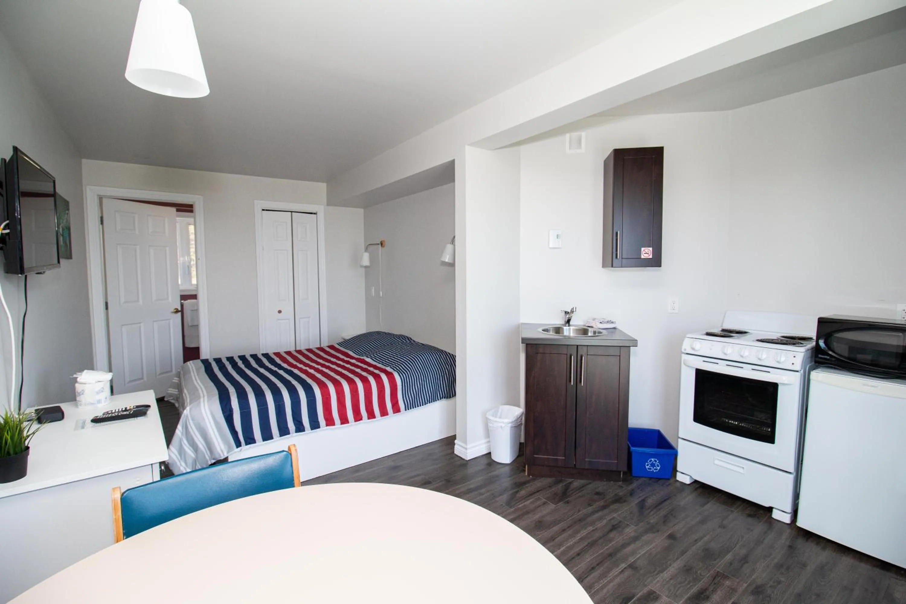 Photo of the whole room, Bed in Motel de la mer