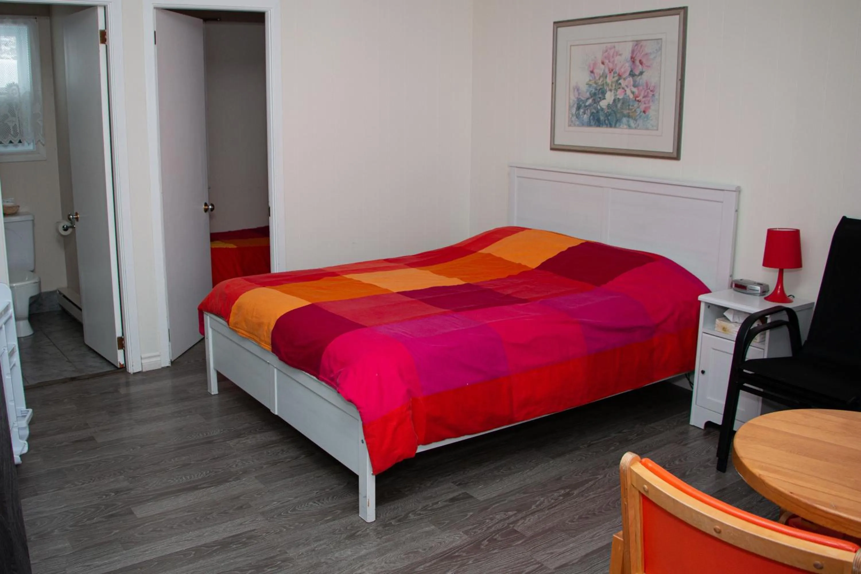 Photo of the whole room, Bed in Motel de la mer