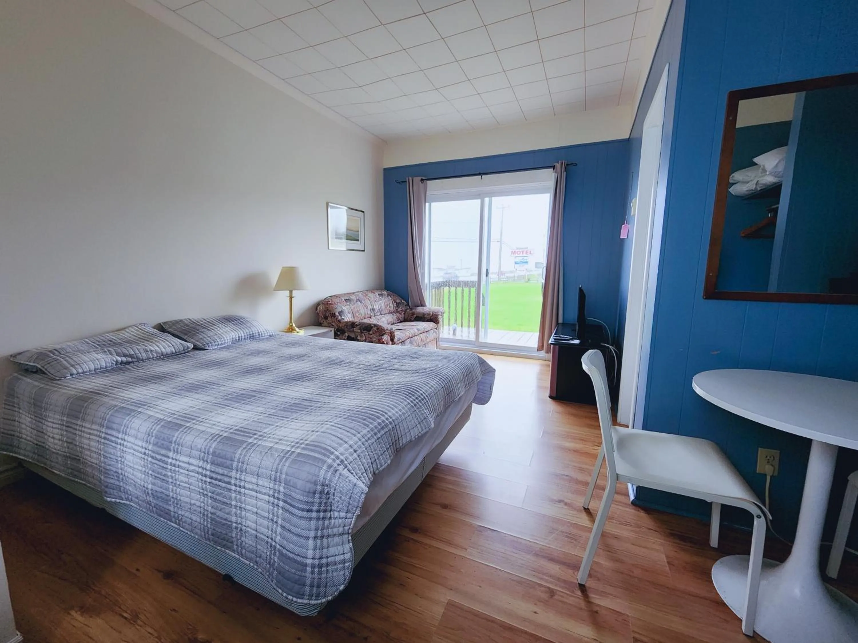 Photo of the whole room, Bed in Motel de la mer