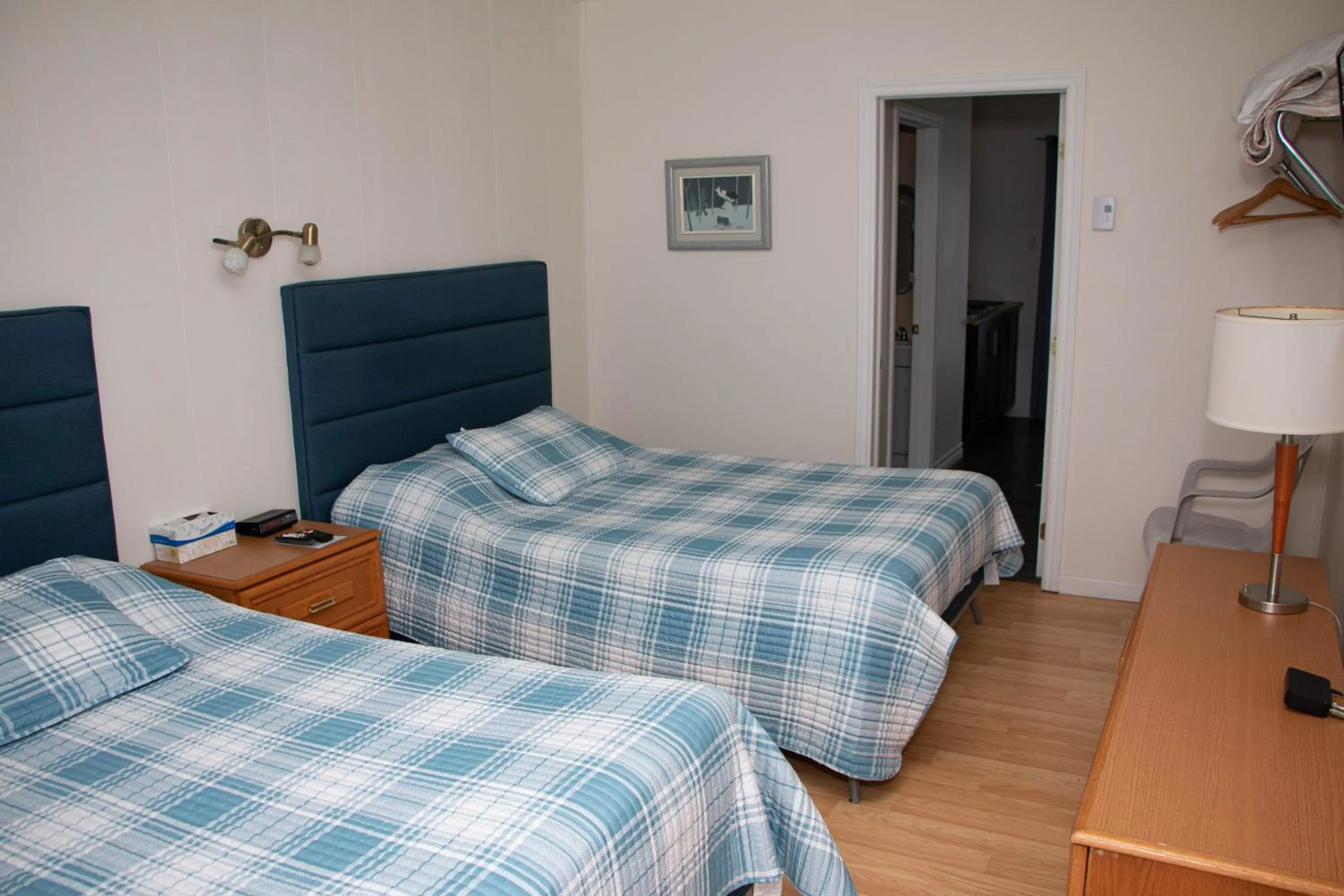 Photo of the whole room, Bed in Motel de la mer