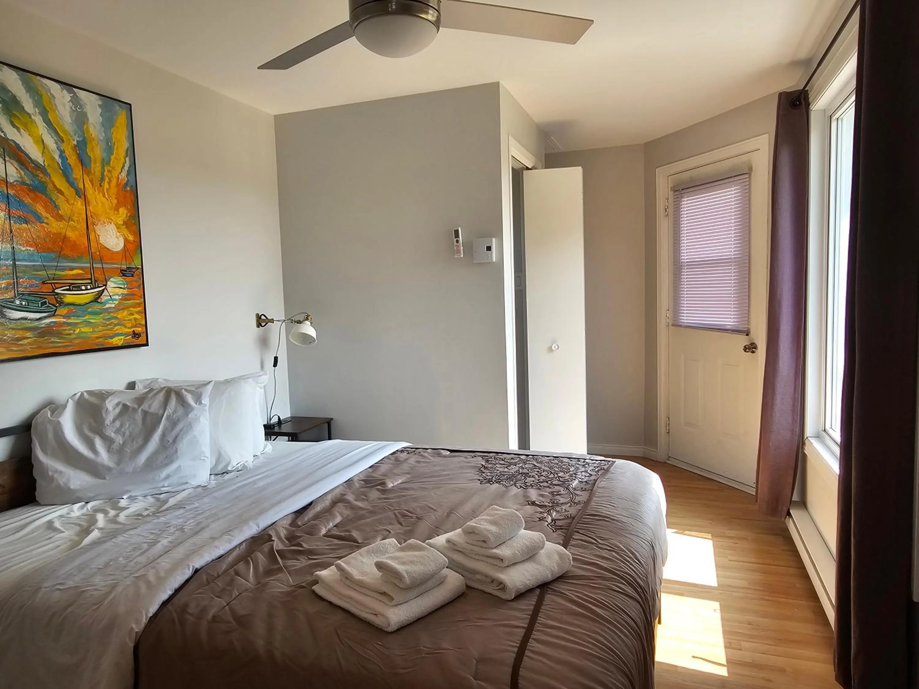 Photo of the whole room, Bed in Motel de la mer