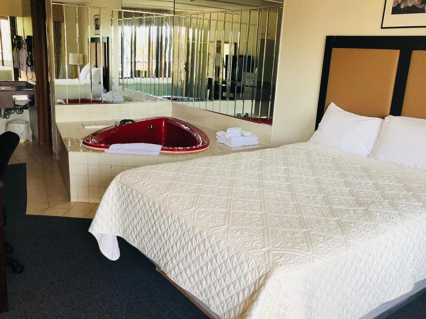 Bed in Heritage Inn & Suites