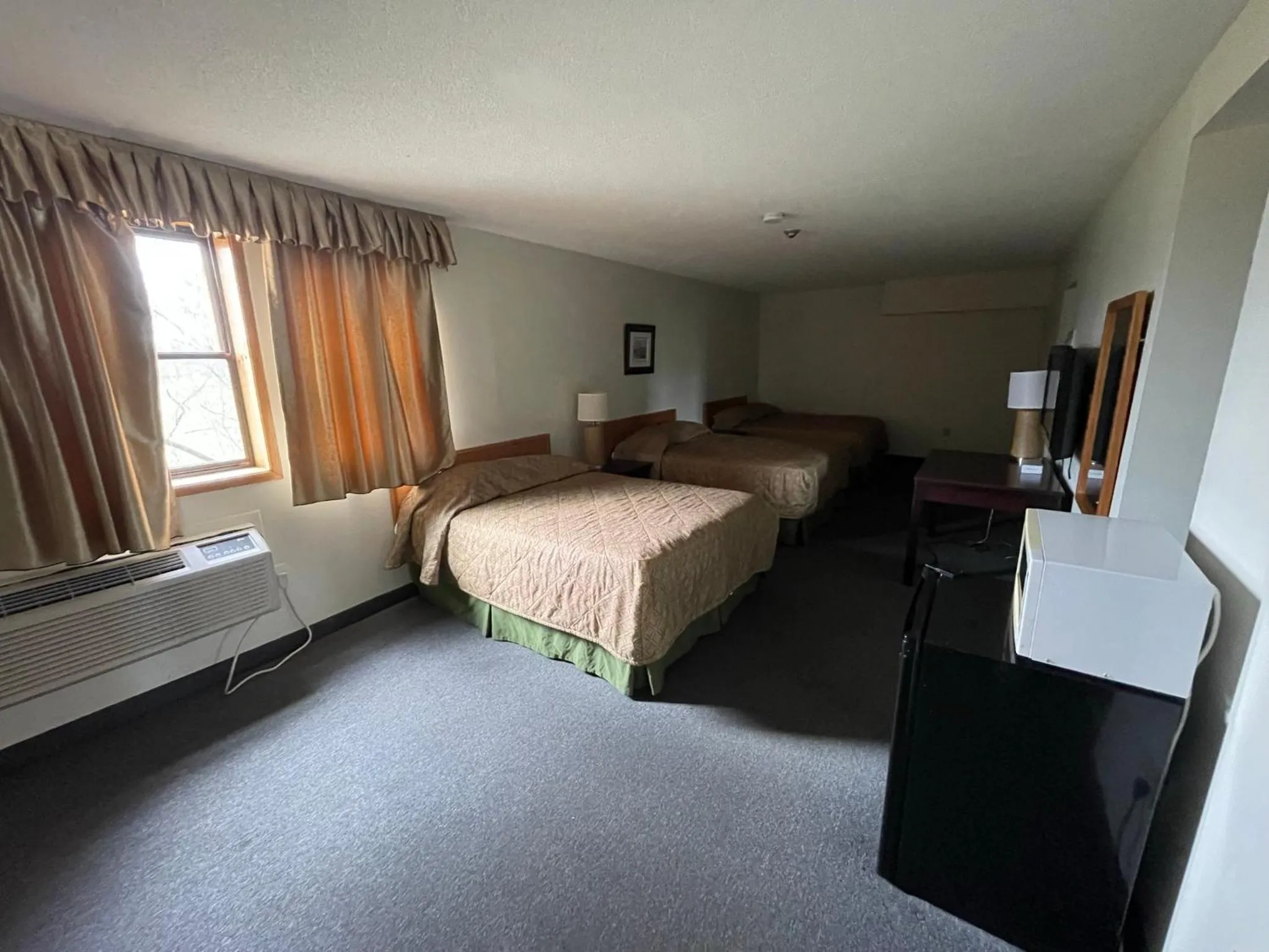 Bed in Heritage Inn & Suites