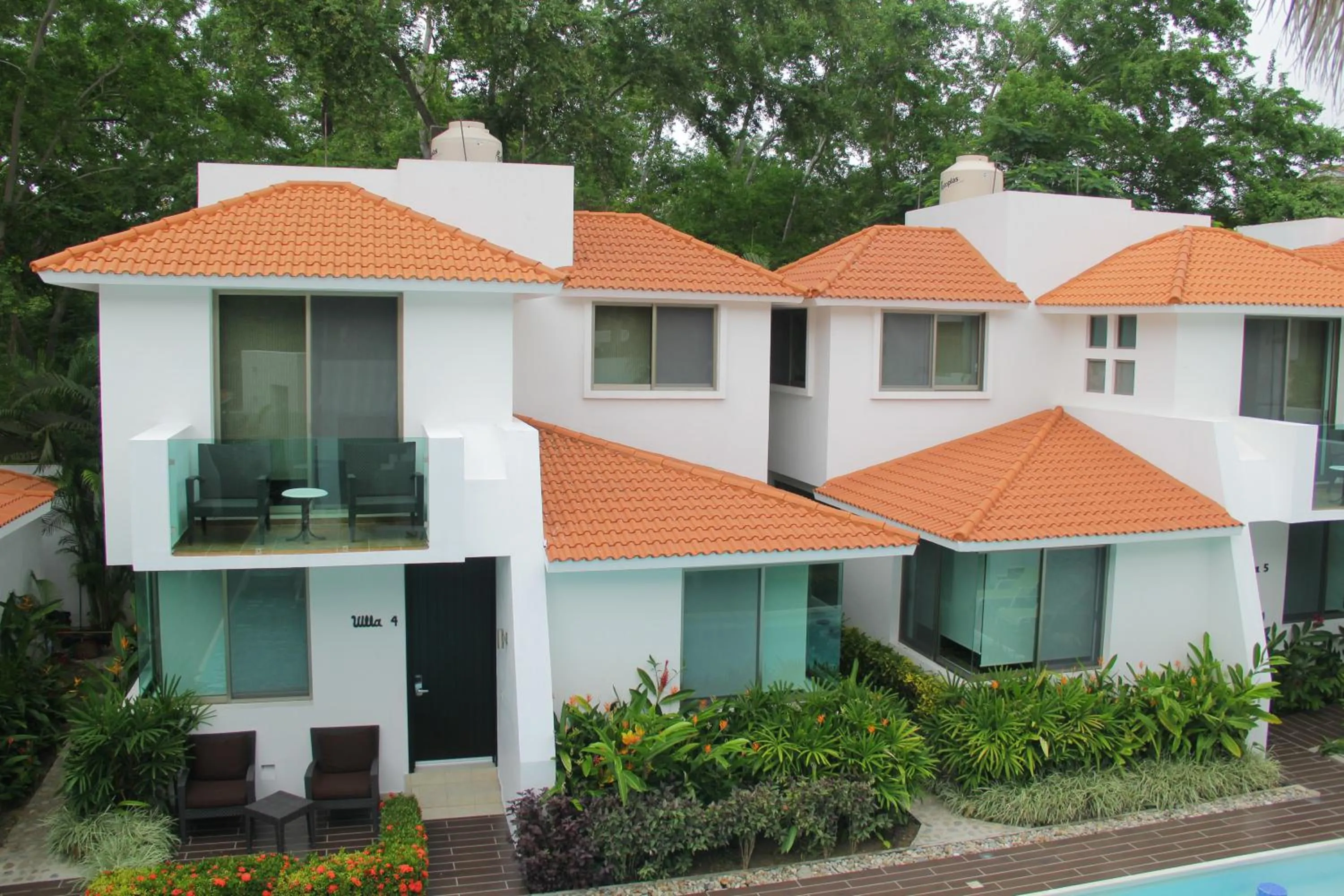 Property building in Villas Maria Isabel