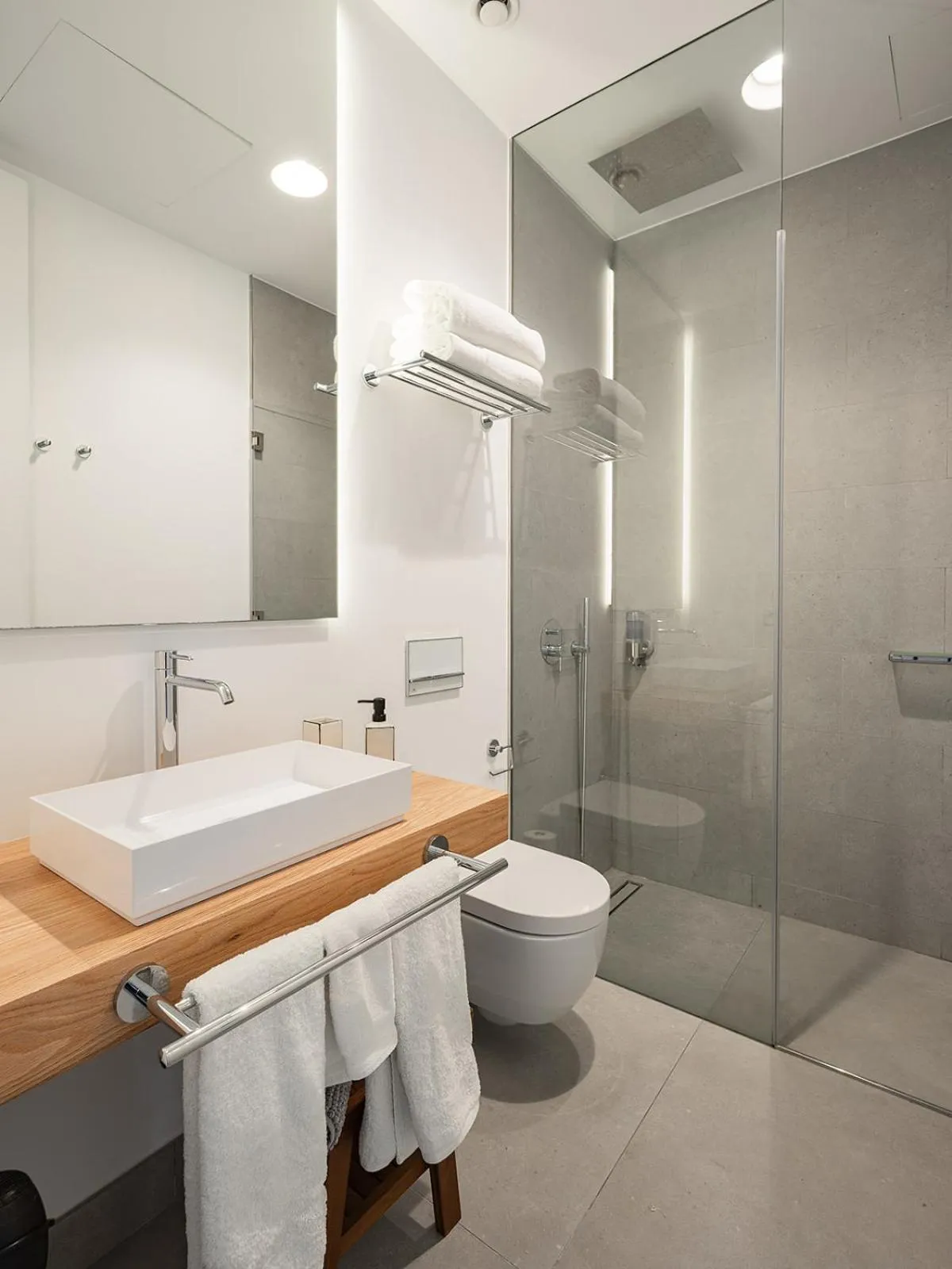Shower in The Park Suites by IRES LAR