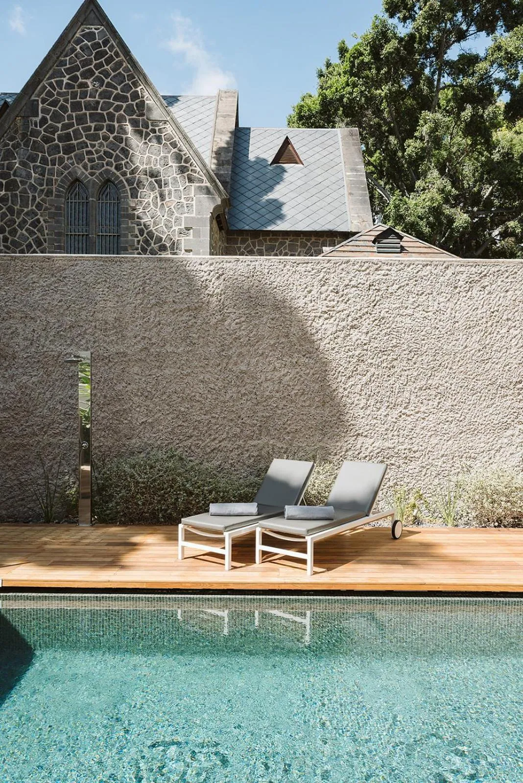 Swimming pool in The Park Suites by IRES LAR