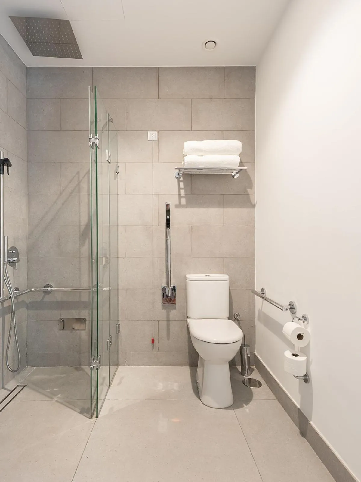 Shower in The Park Suites by IRES LAR