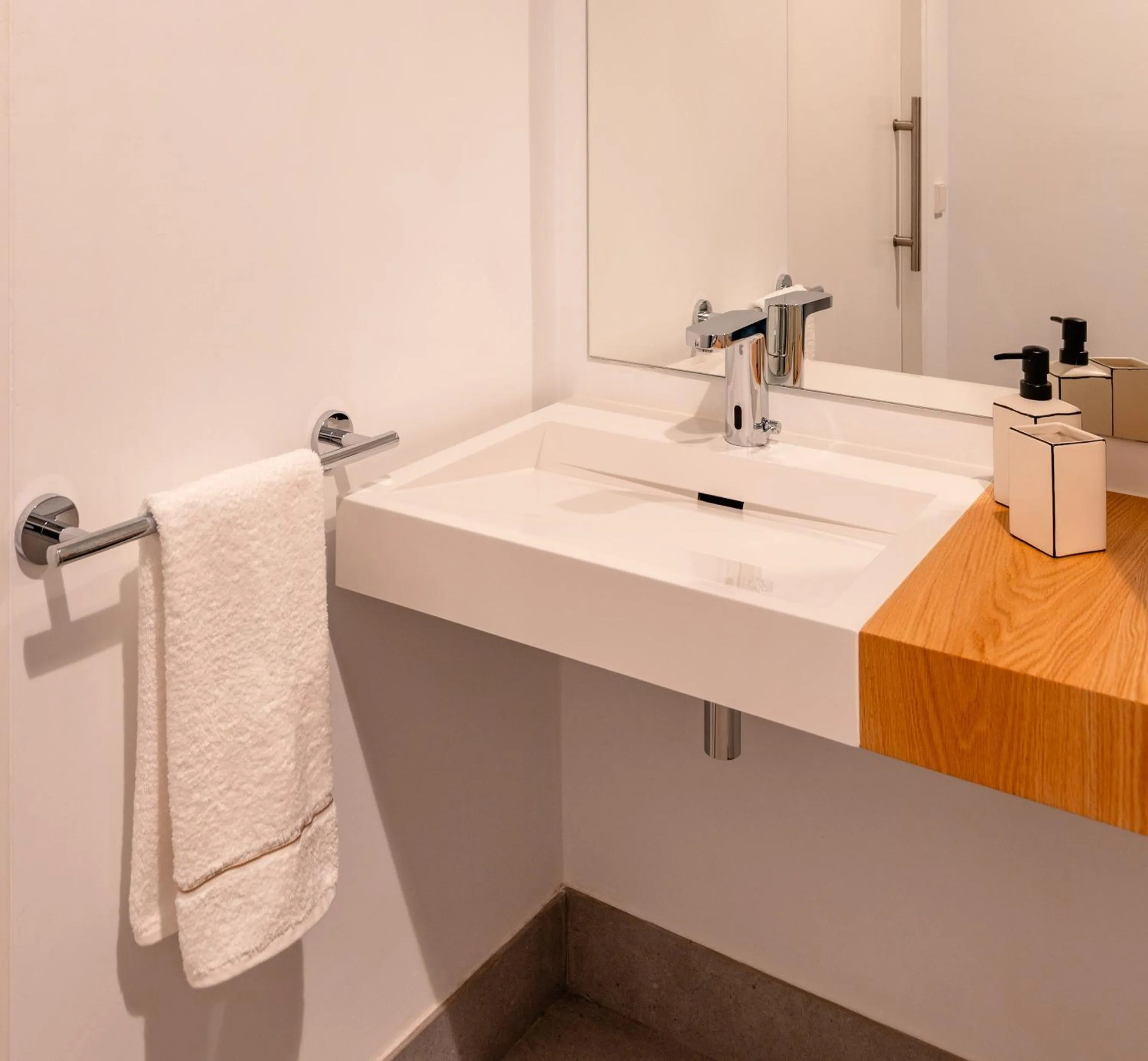 Bathroom in The Park Suites by IRES LAR