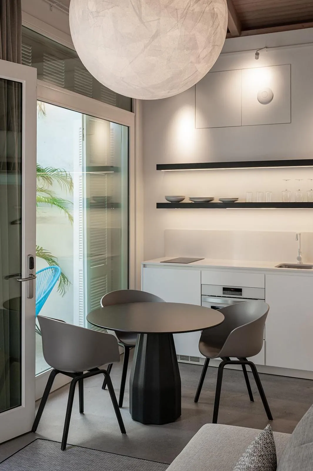 Dining area in The Park Suites by IRES LAR