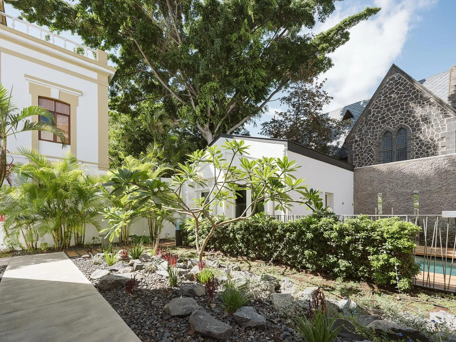 Garden in The Park Suites by IRES LAR