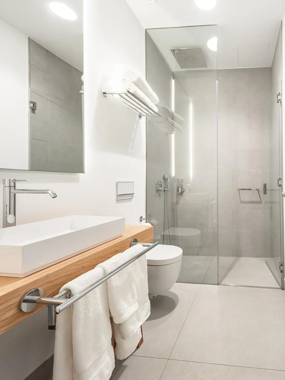 Shower in The Park Suites by IRES LAR