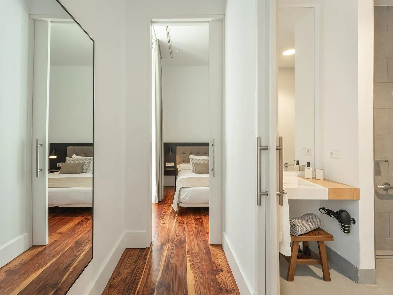 Photo of the whole room, Bed in The Park Suites by IRES LAR