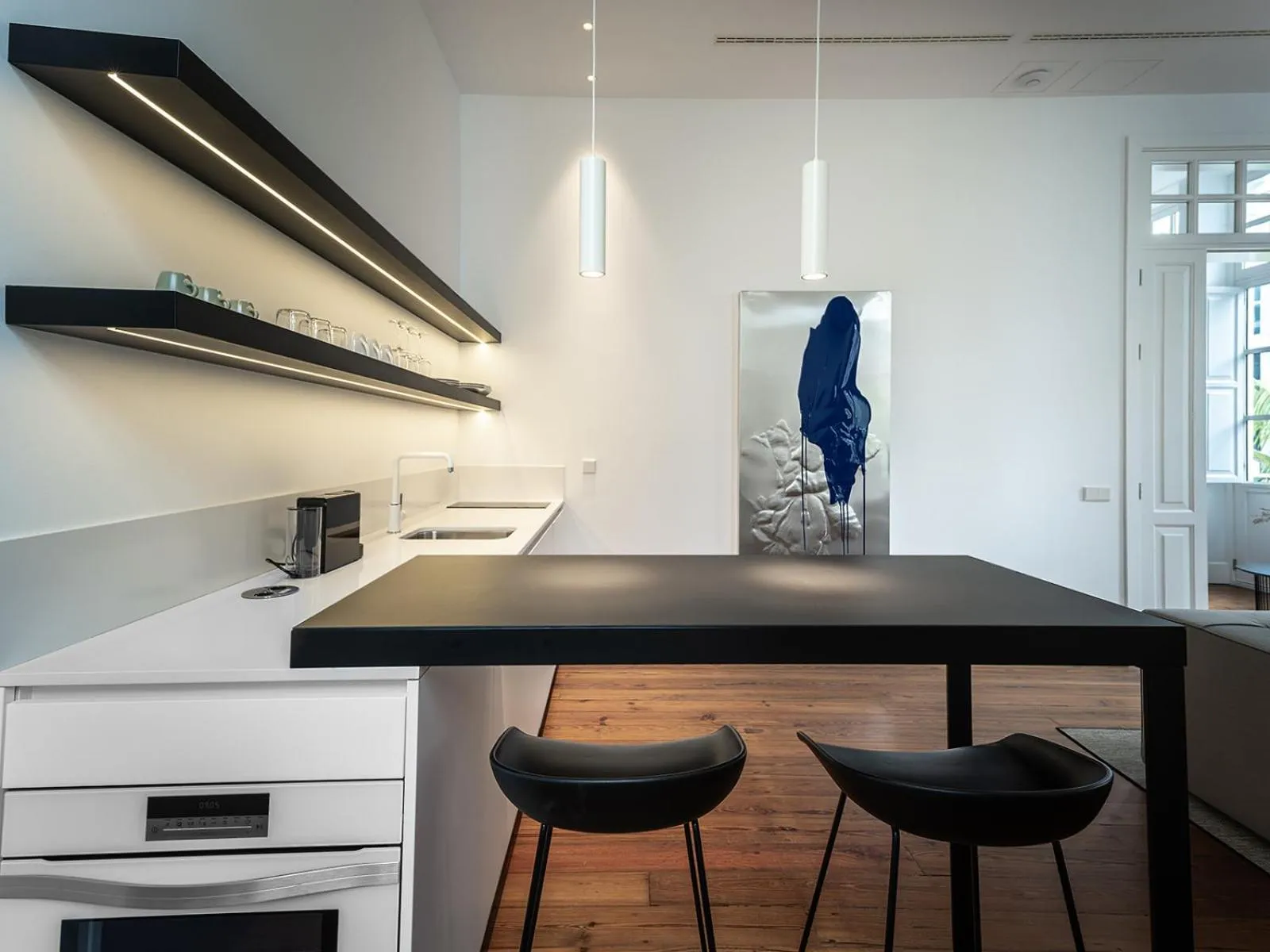 Dining area in The Park Suites by IRES LAR