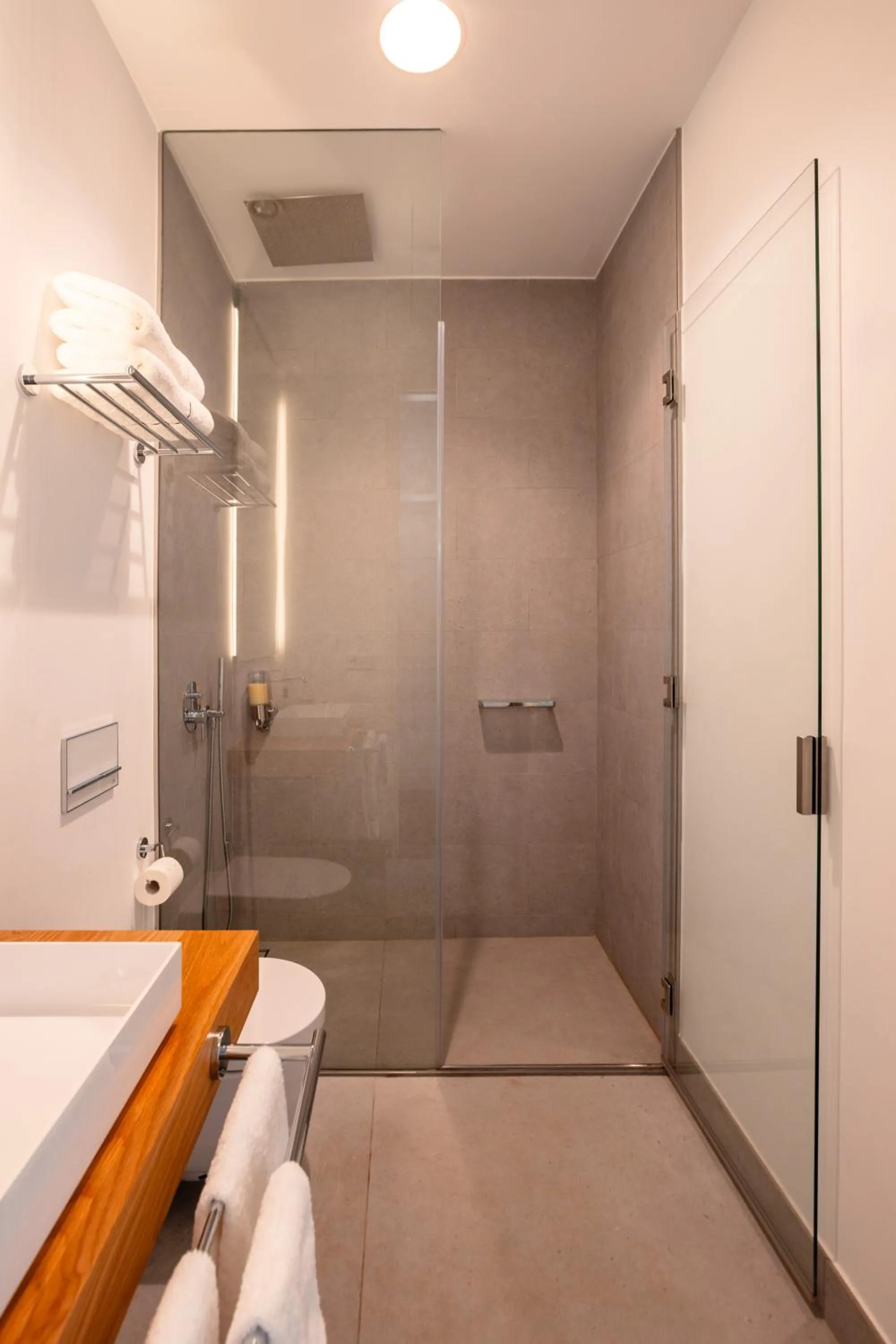 Shower in The Park Suites by IRES LAR