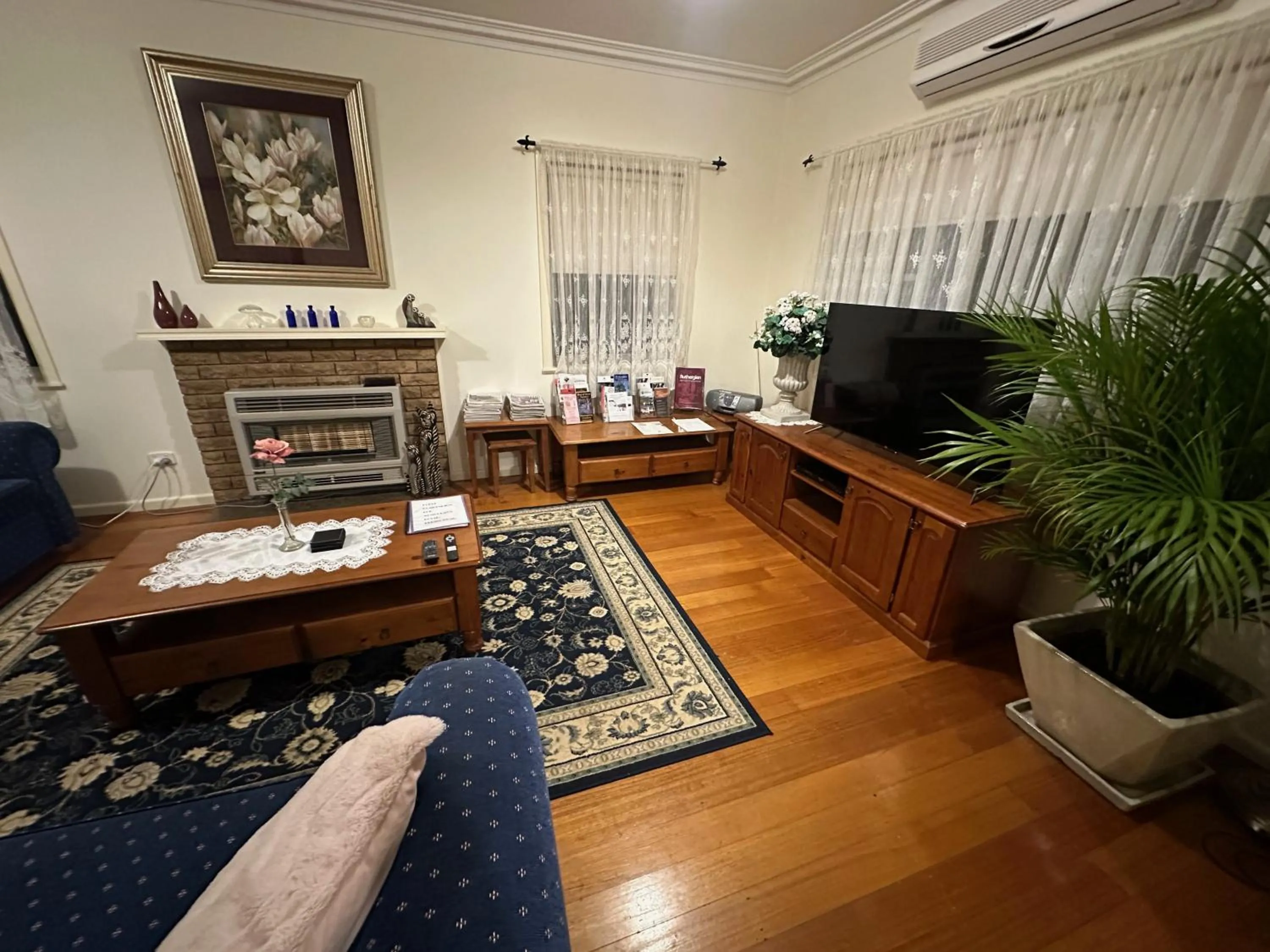 Communal lounge/ TV room in Admurraya House Bed & Breakfast