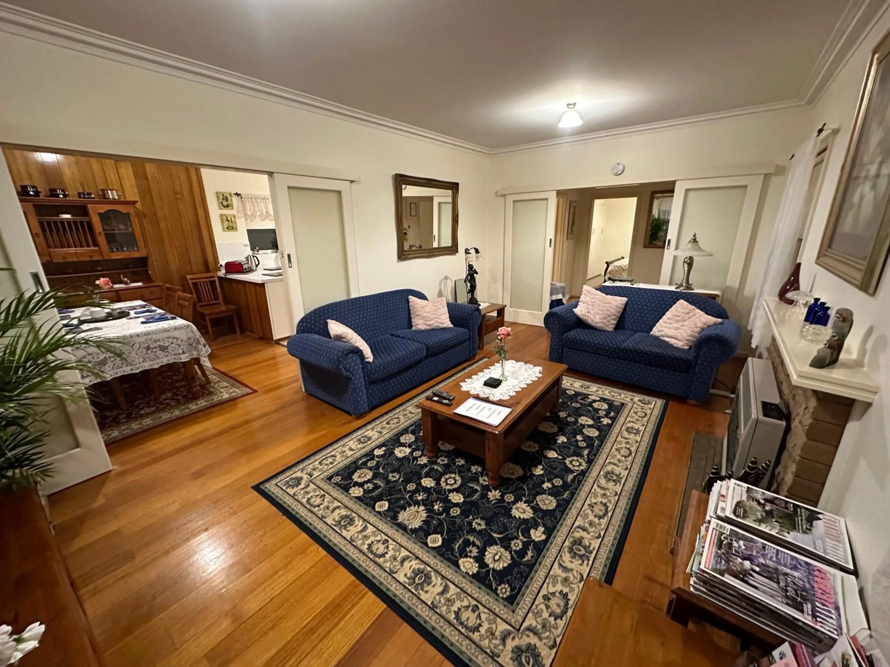 Living room, Bed in Admurraya House Bed & Breakfast