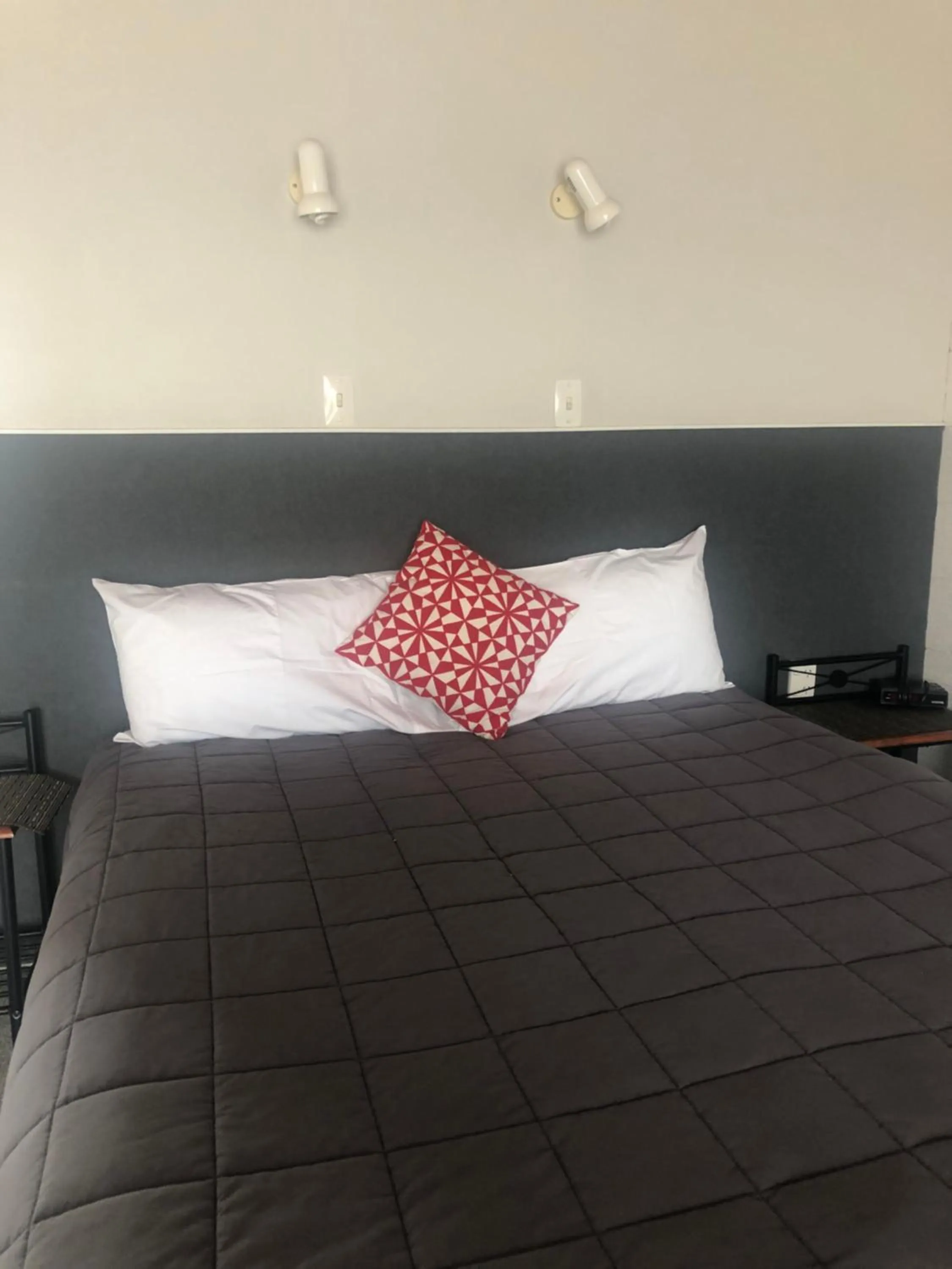 Bed in Thornton Lodge Motel