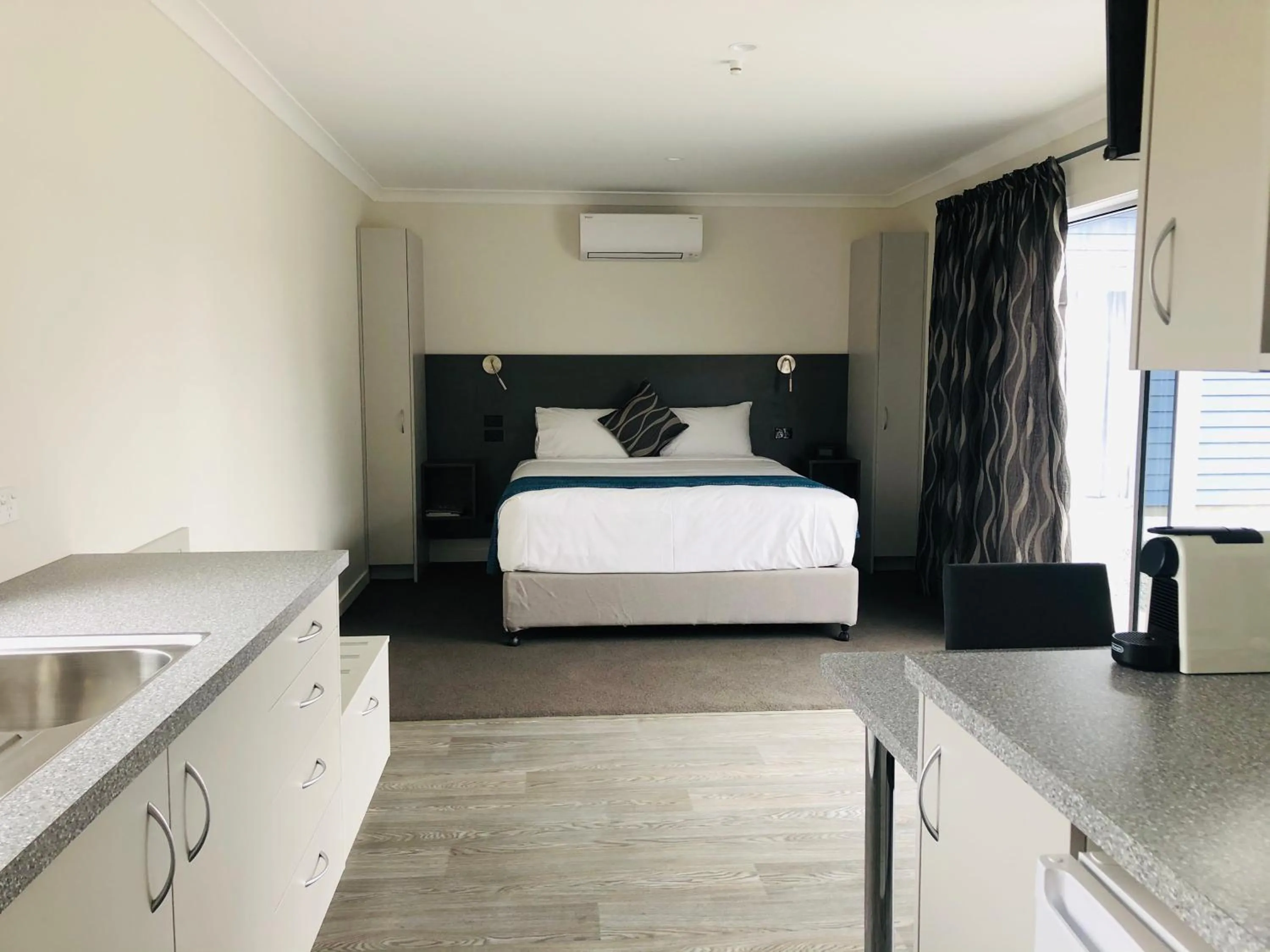 Bed in Thornton Lodge Motel