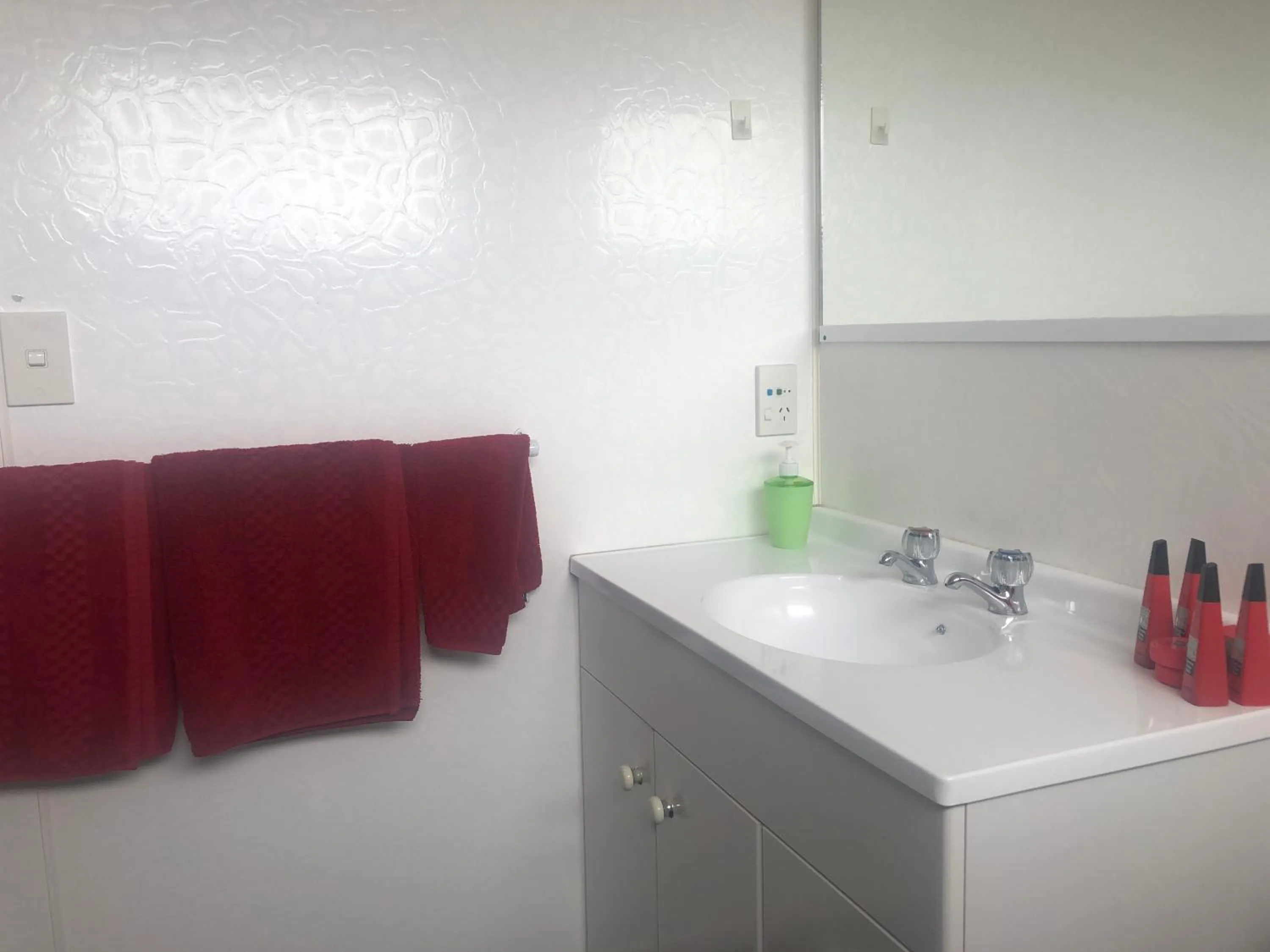 Bathroom in Thornton Lodge Motel