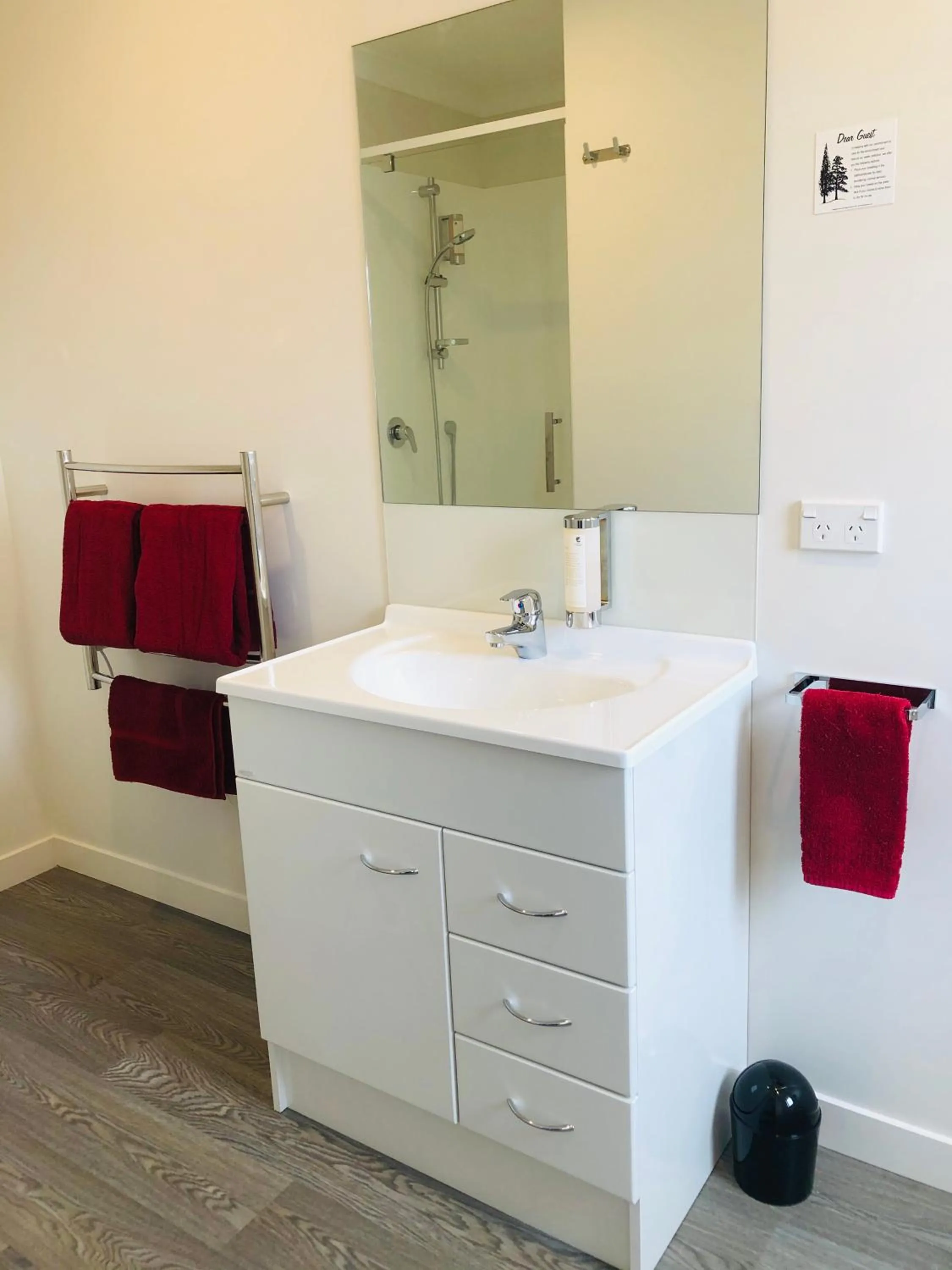 Bathroom in Thornton Lodge Motel