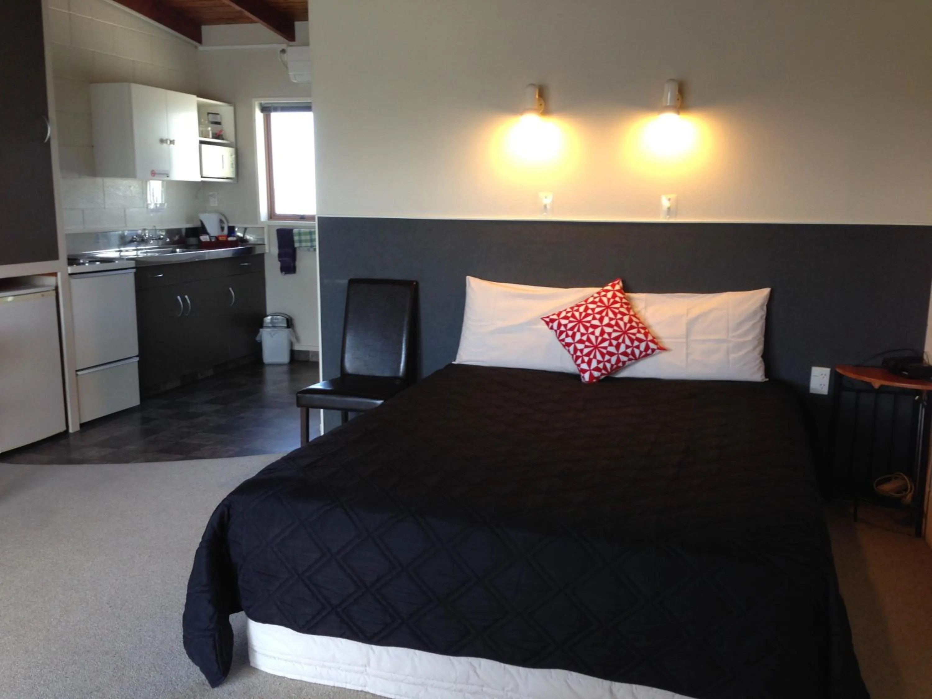 Bed in Thornton Lodge Motel