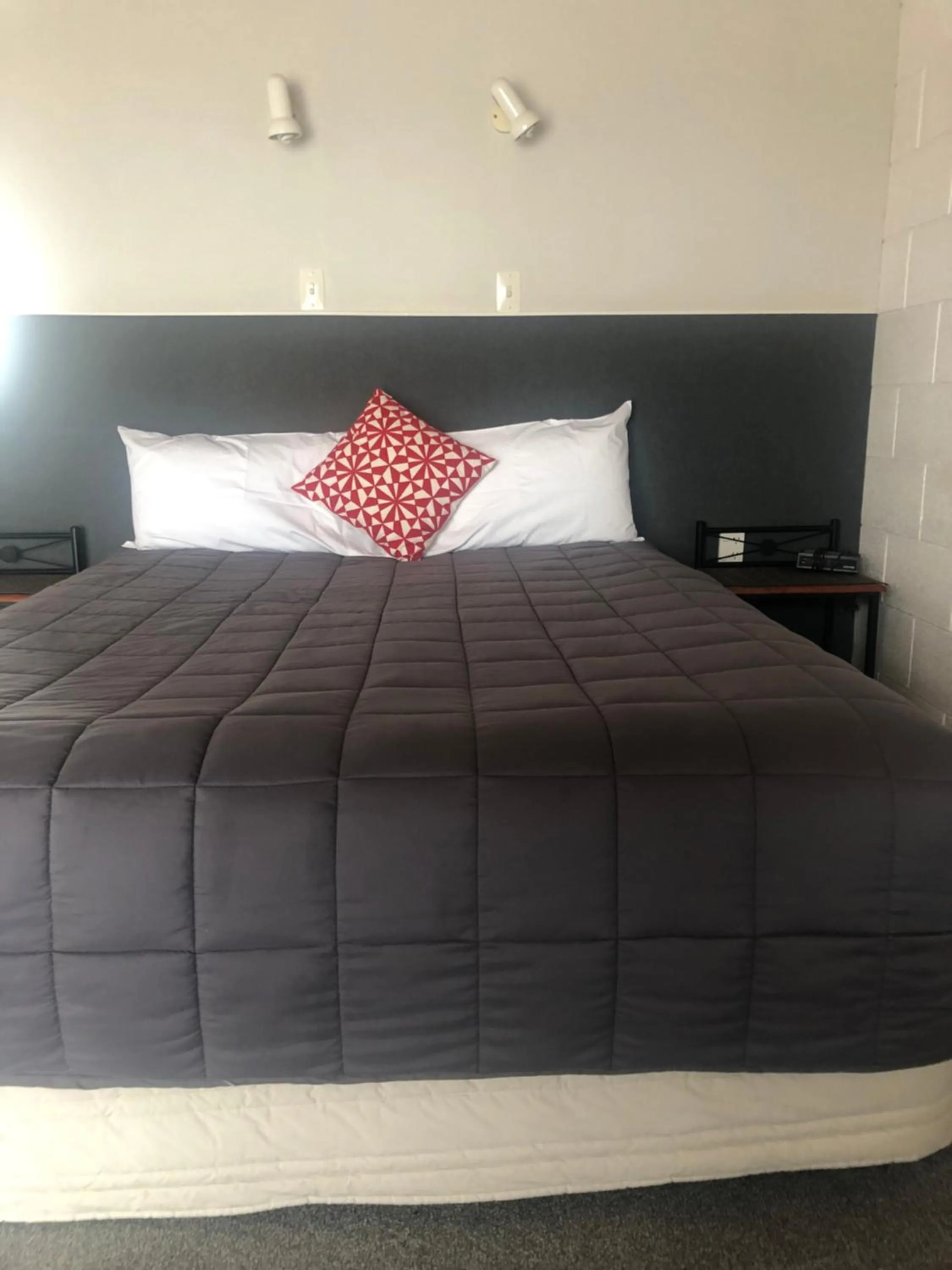 Bed in Thornton Lodge Motel