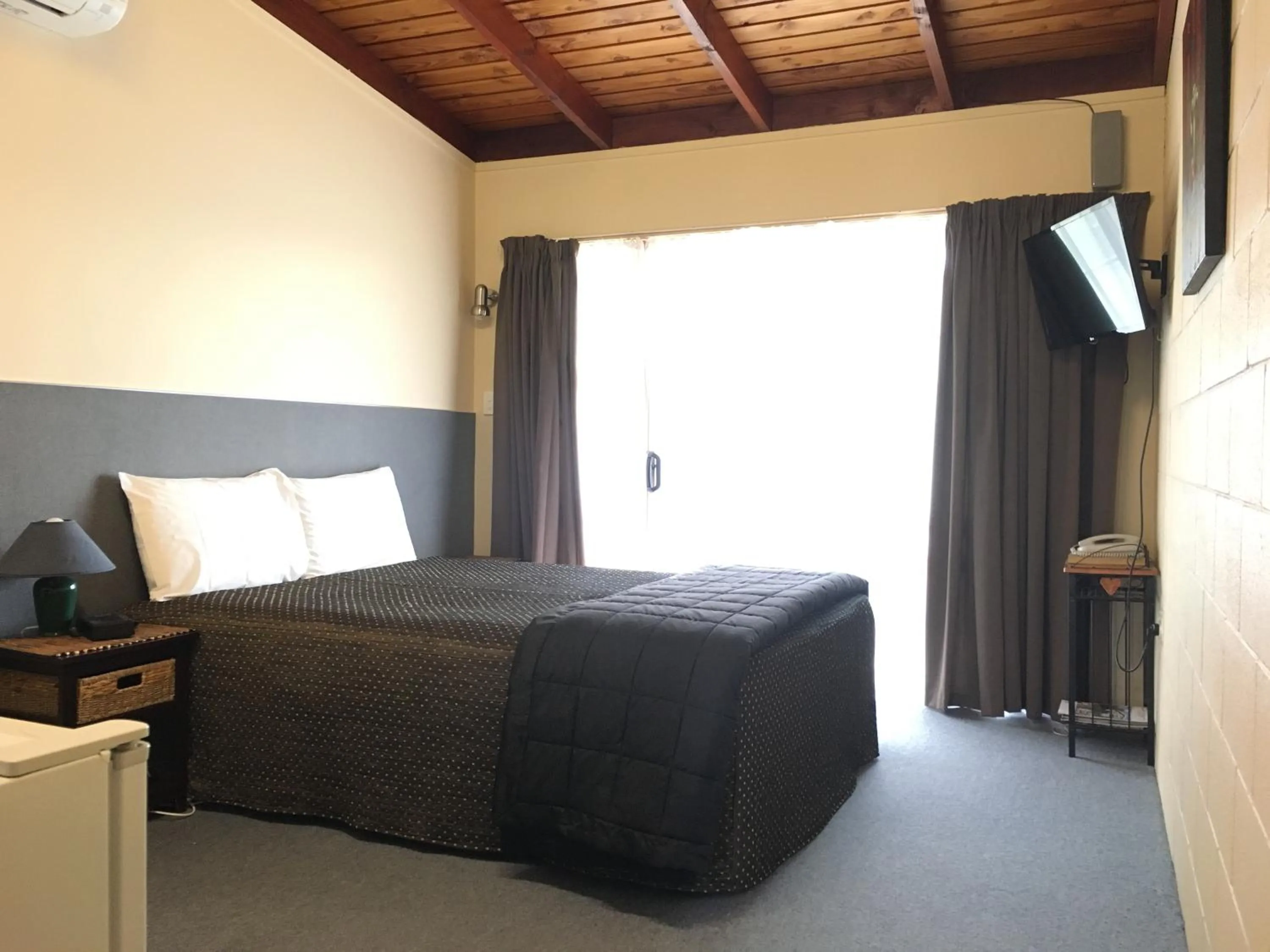 Bed in Thornton Lodge Motel