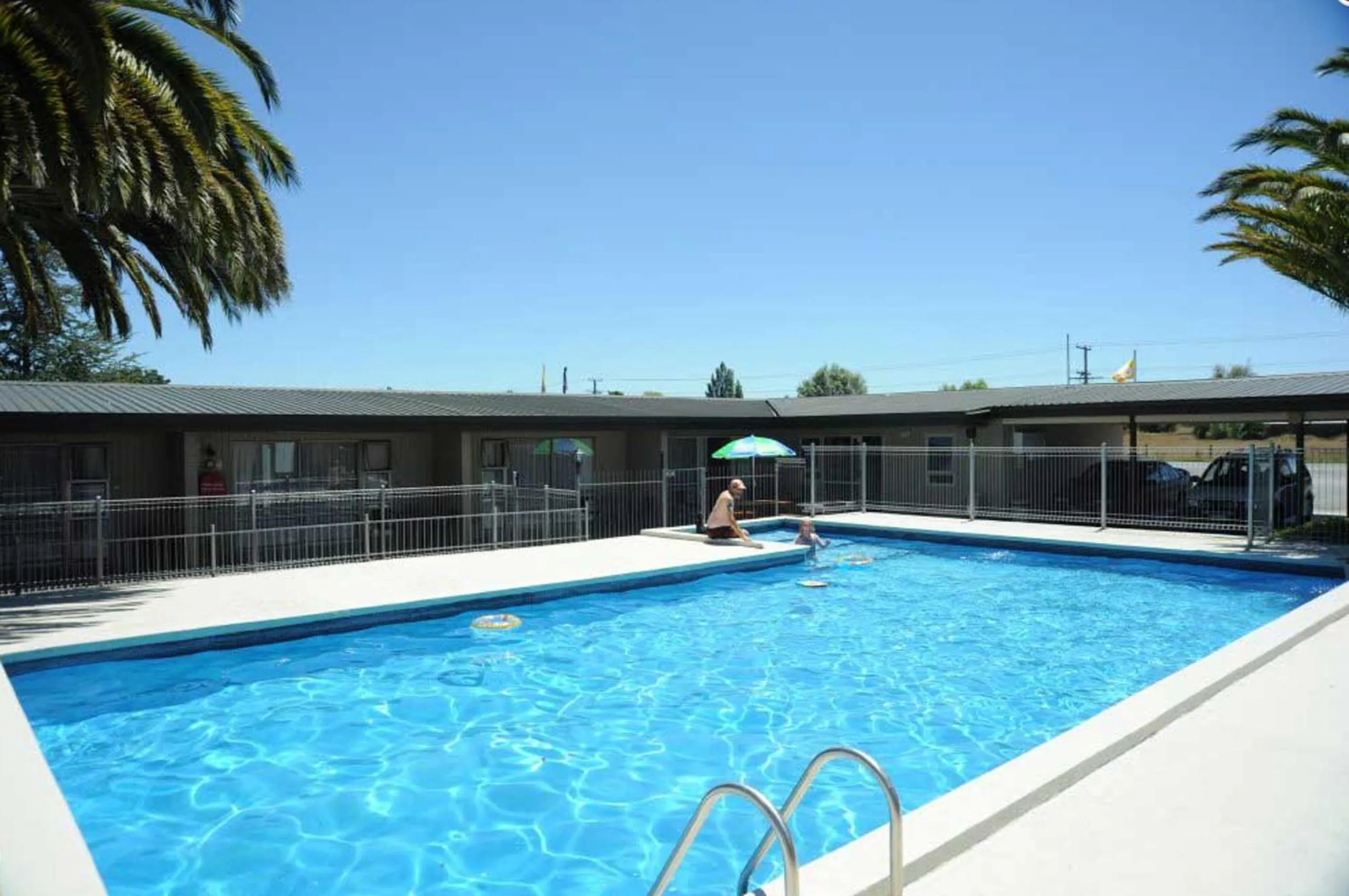 Swimming pool in Thornton Lodge Motel