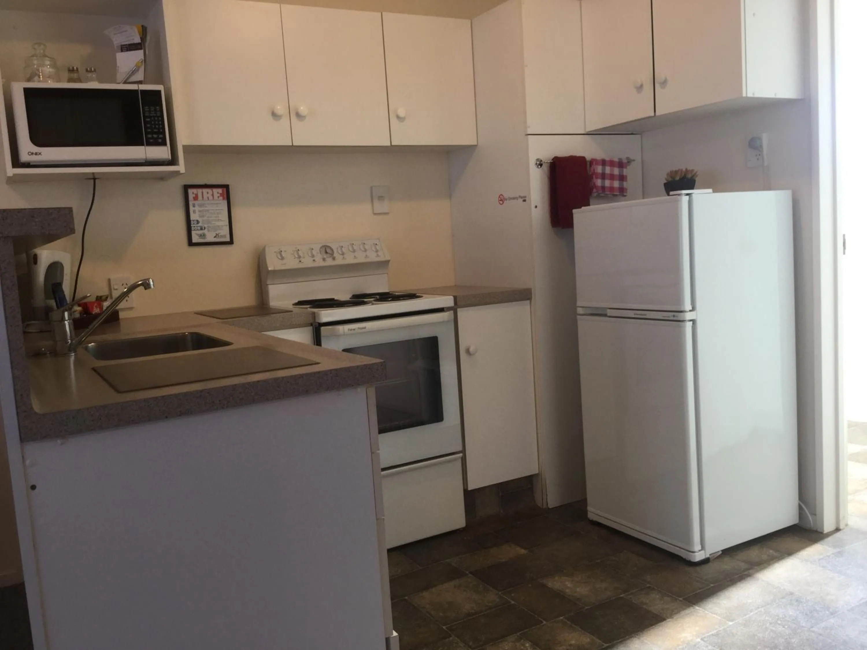 Coffee/tea facilities in Thornton Lodge Motel