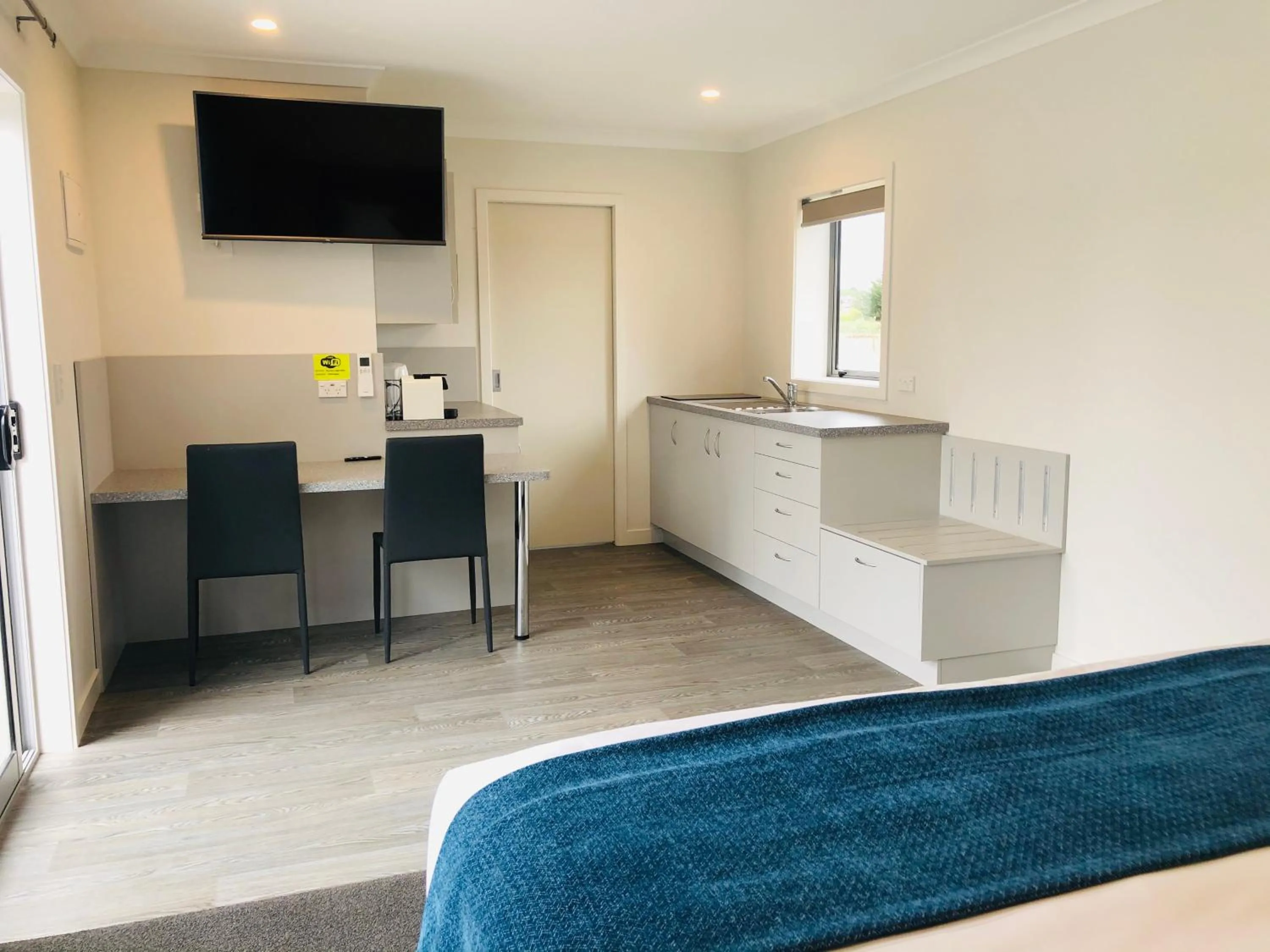 TV and multimedia, Bed in Thornton Lodge Motel