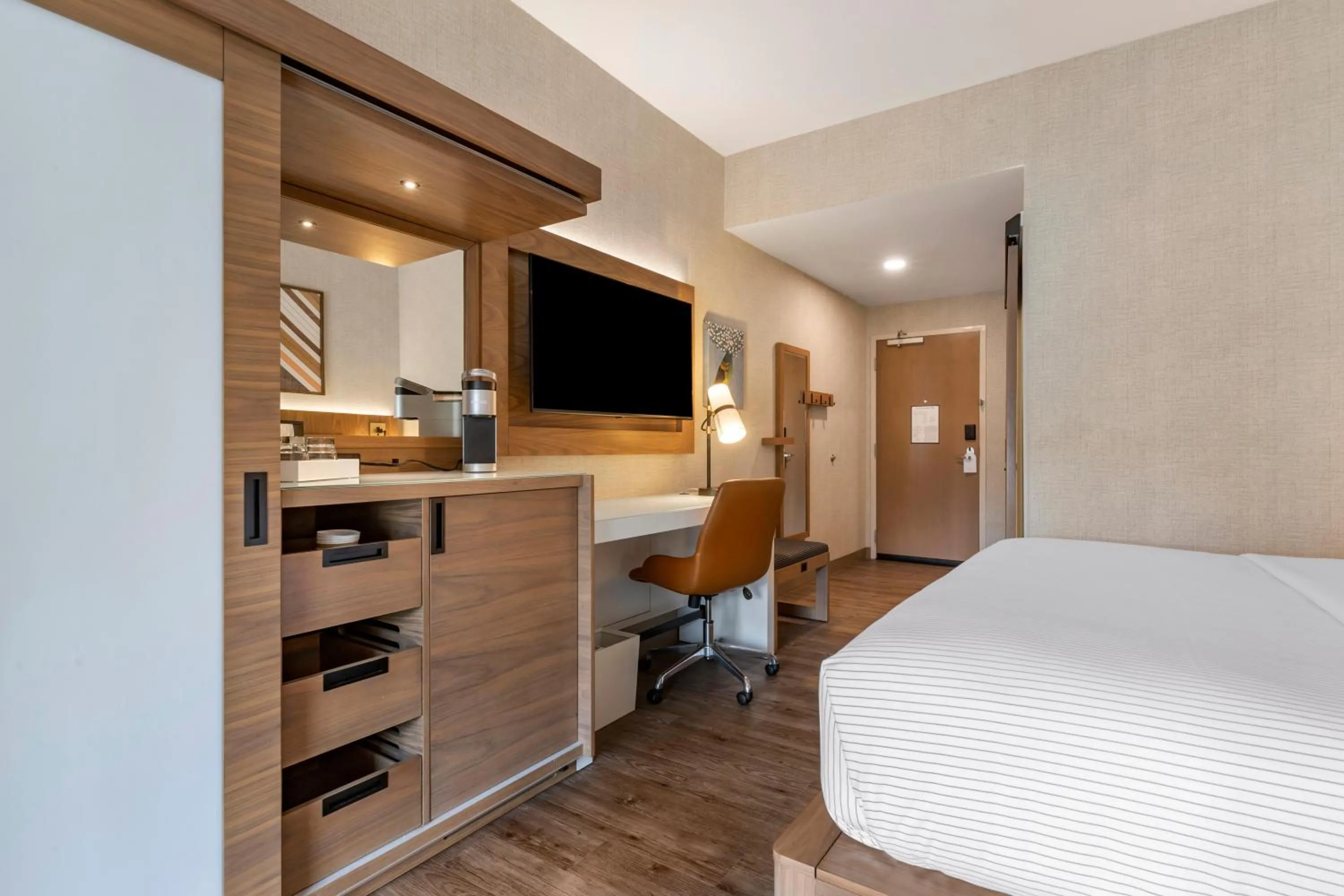 TV and multimedia, Bed in Cambria Hotel Columbia Downtown the Vista