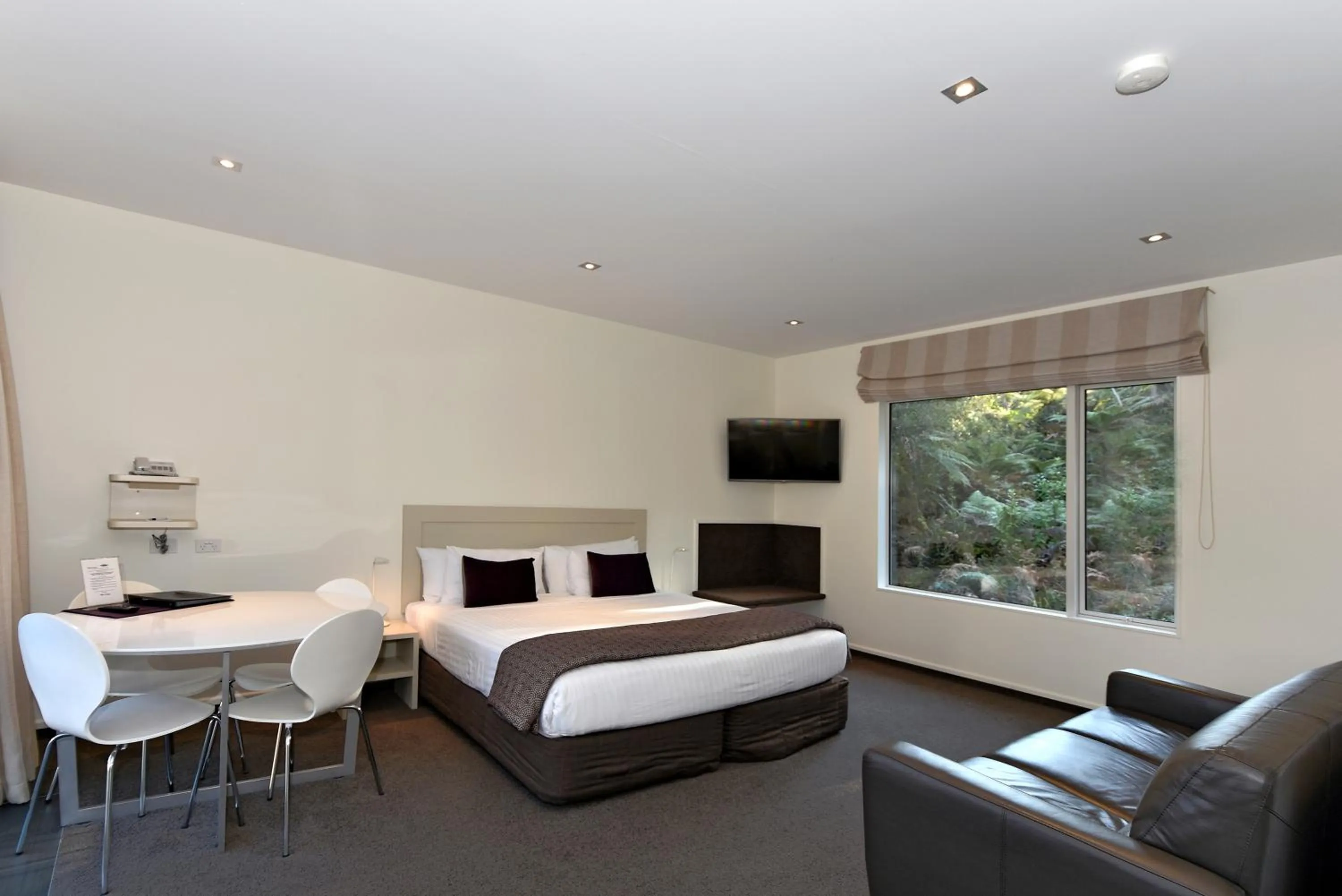 Seating area, Bed in Aspen Court Franz Josef