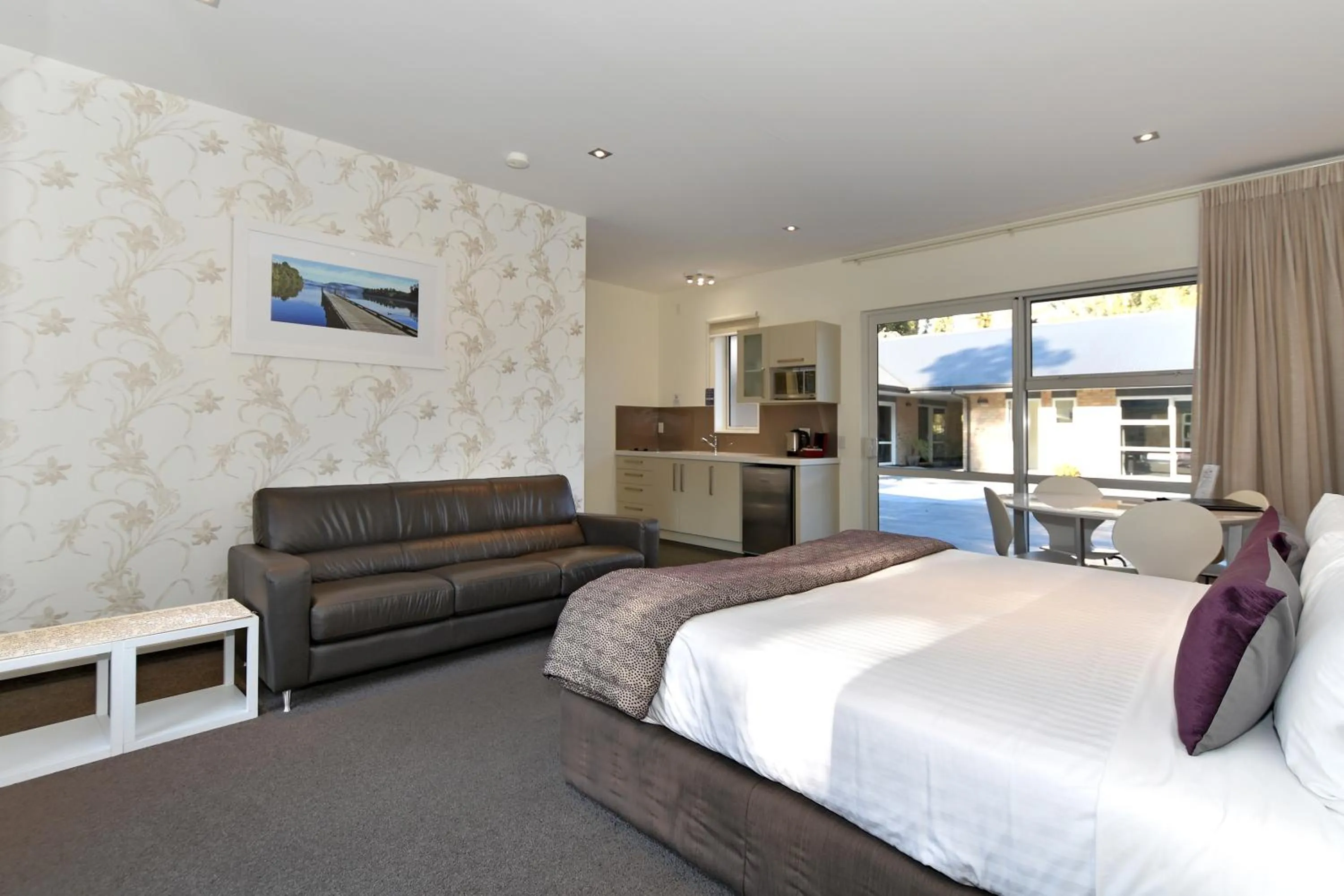 Living room, Bed in Aspen Court Franz Josef