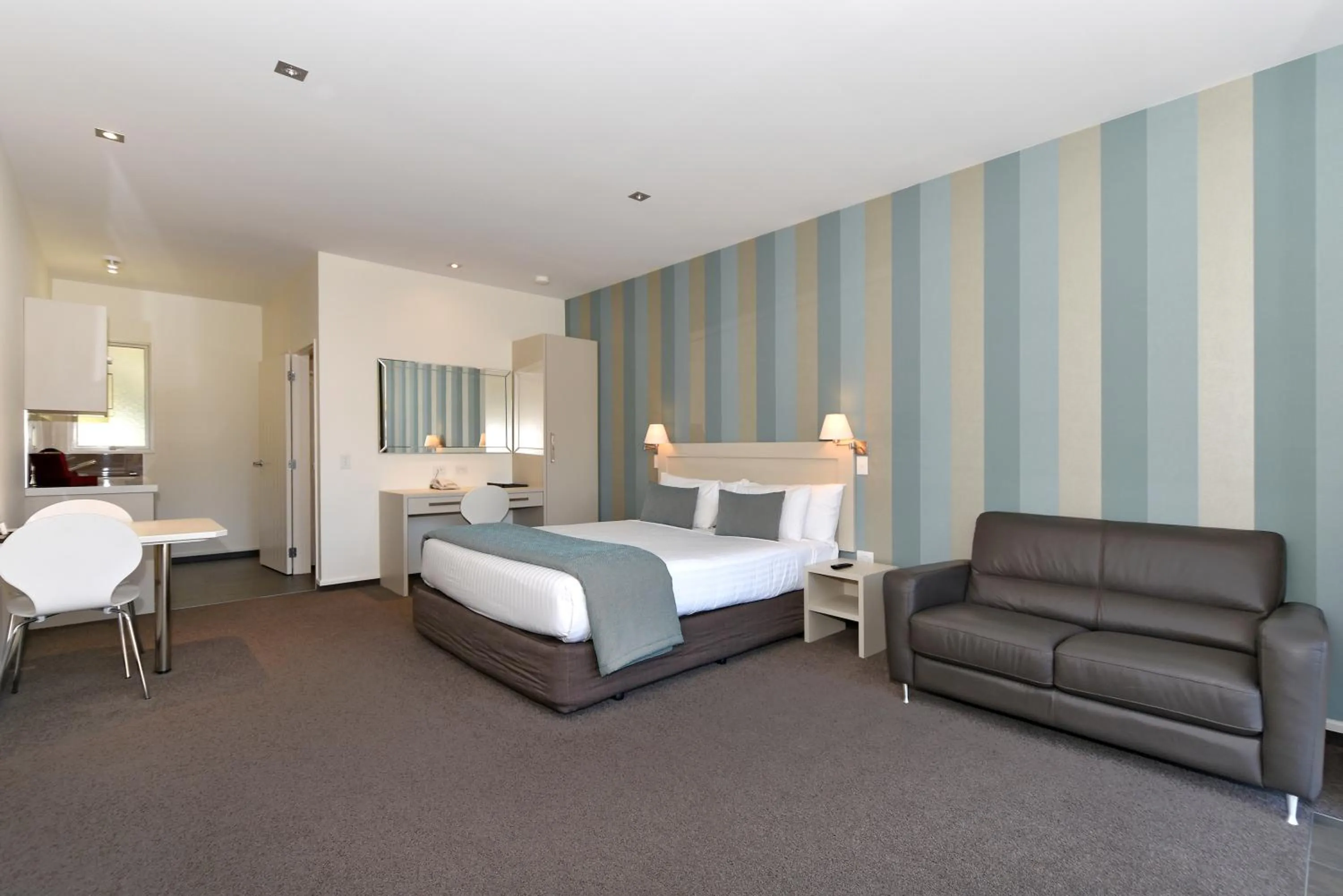 Seating area, Bed in Aspen Court Franz Josef