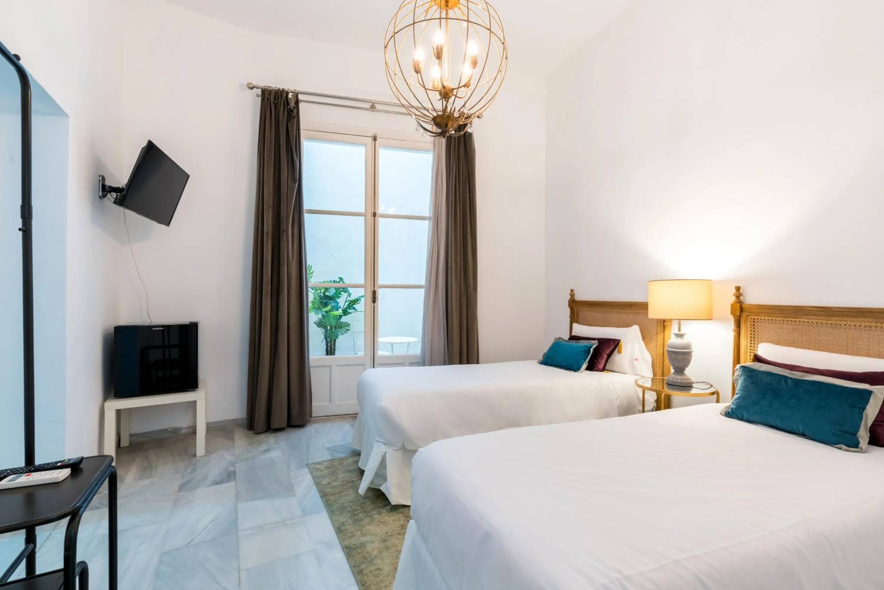 Photo of the whole room, Bed in Hostal Roomsole