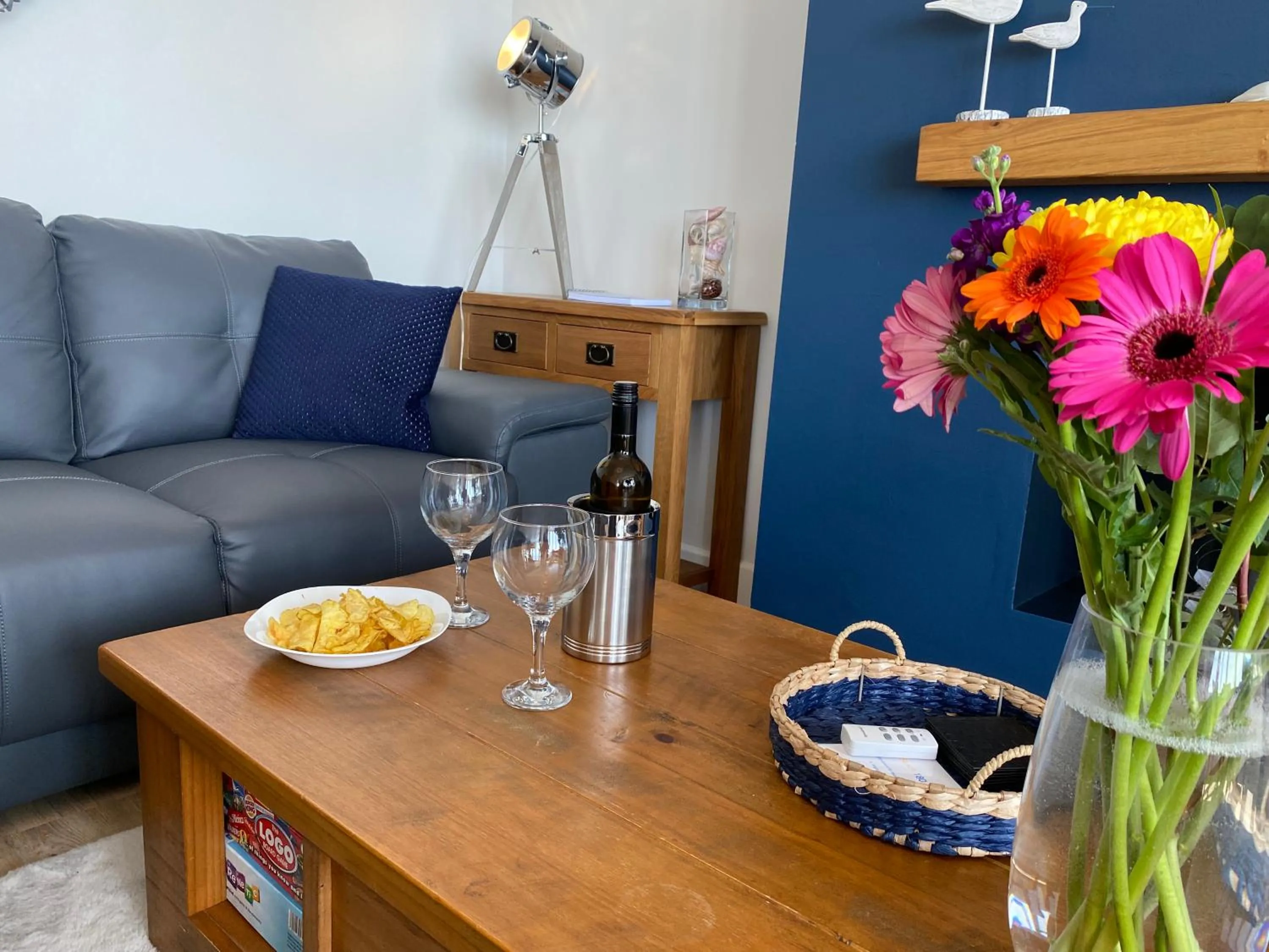 WORTHING BEACH 180 - 2 bed seafront apartment with private parking