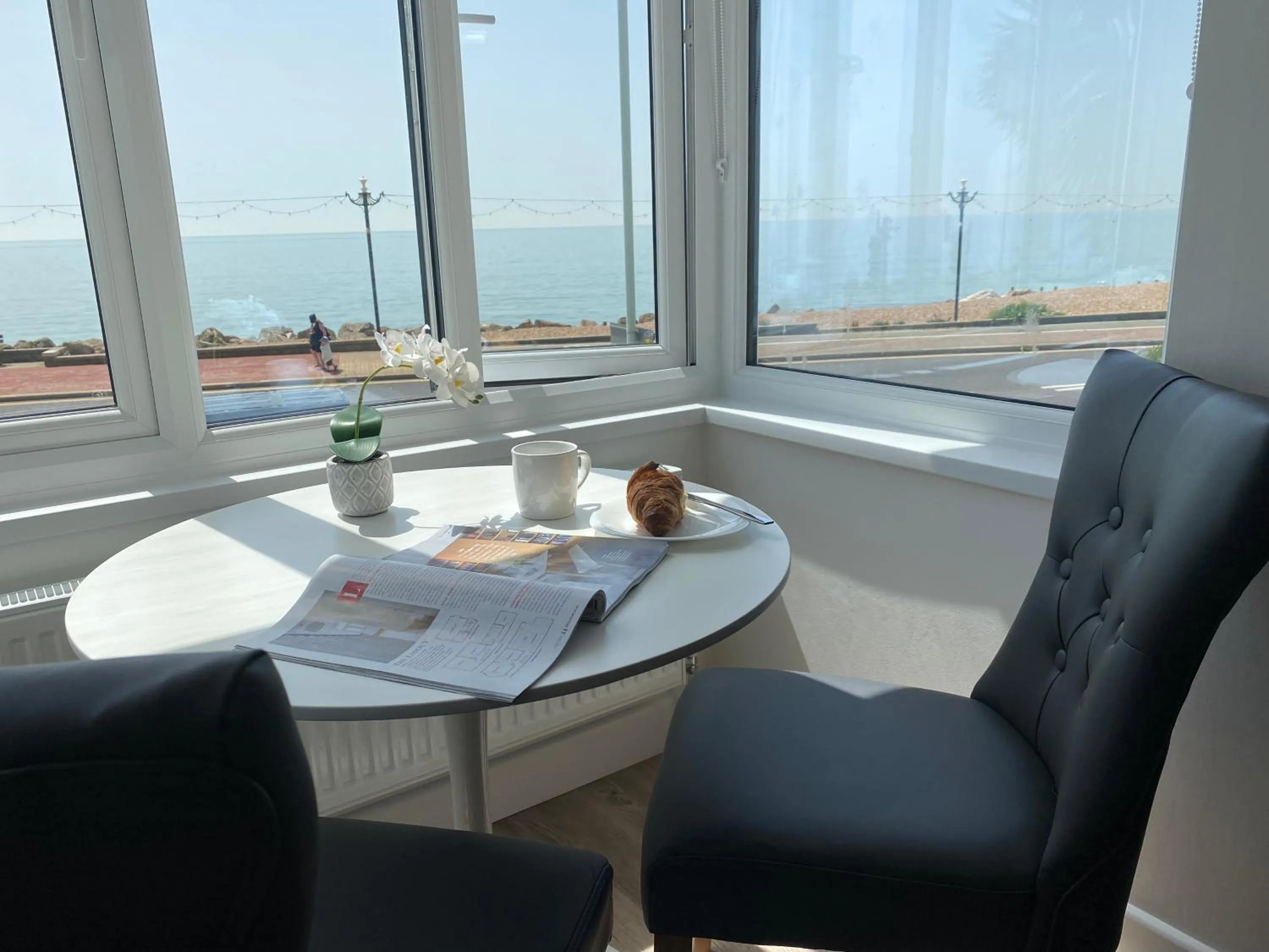 WORTHING BEACH 180 - 2 bed seafront apartment with private parking