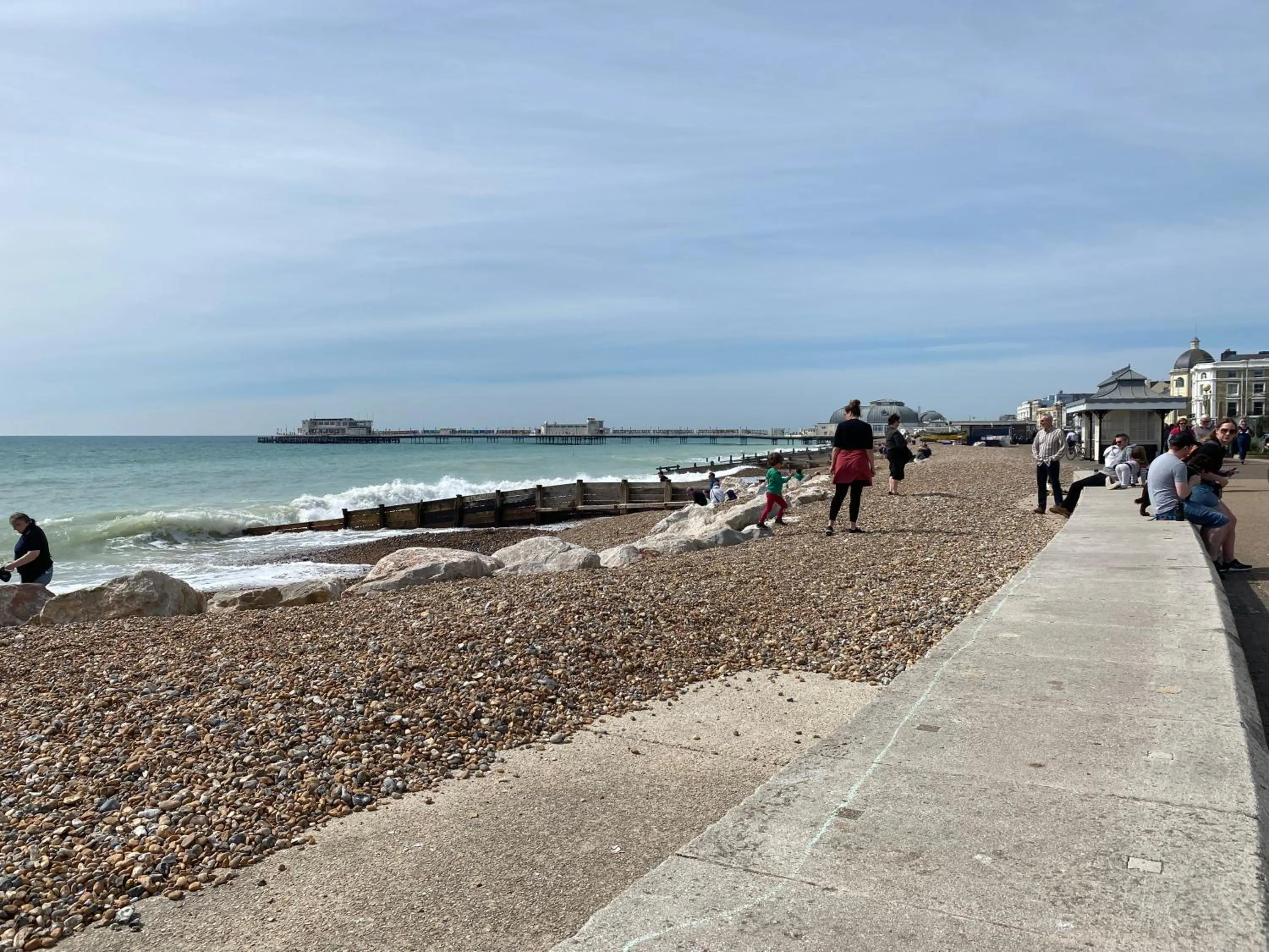 WORTHING BEACH 180 - 2 bed seafront apartment with private parking