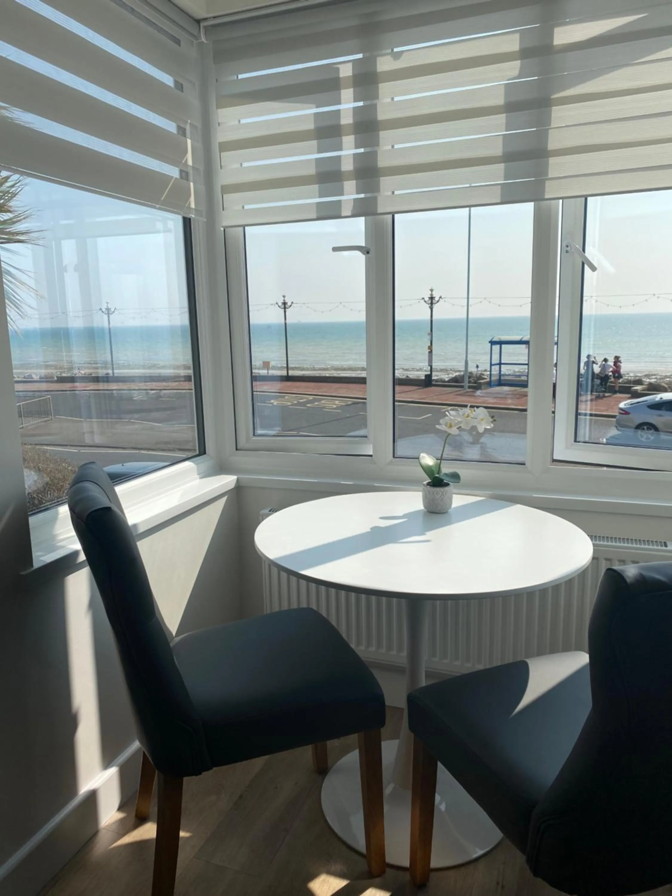 WORTHING BEACH 180 - 2 bed seafront apartment with private parking
